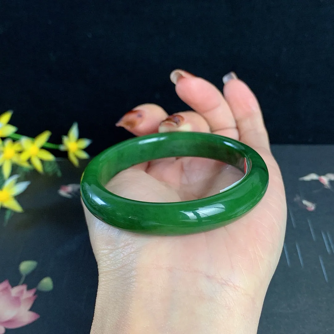 和田玉53圈口菠菜绿碧玉手镯！玉质细腻油润 底色纯净 无裂无棉 脂粉好，品质高