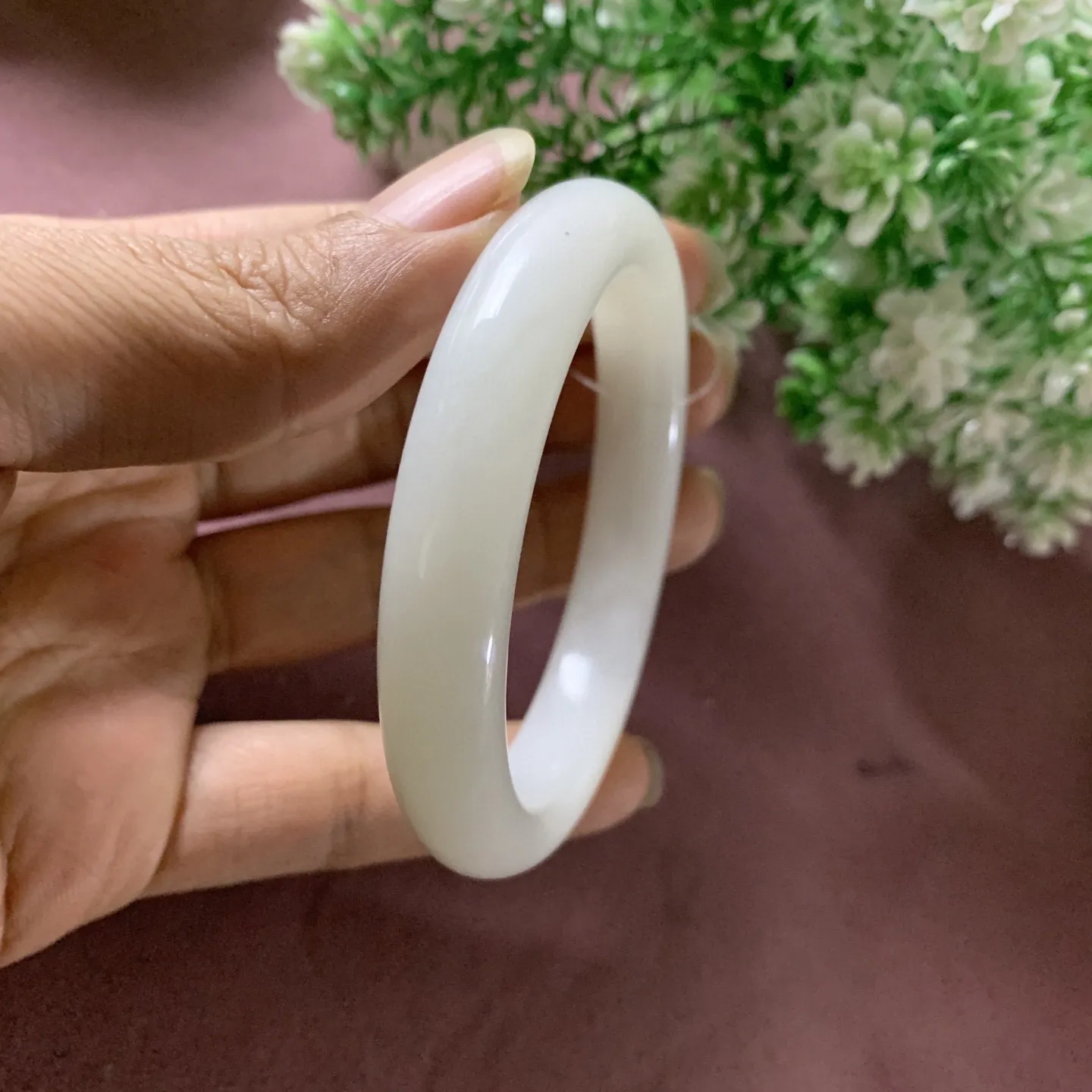 和田玉56圈口俄料羊脂白玉手镯，玉质特细腻油润，高脂粉，高品质，萦绕腕间时，古韵不失时尚，素雅不失品味，细腻光滑的触感，使人沉醉，气质高雅。