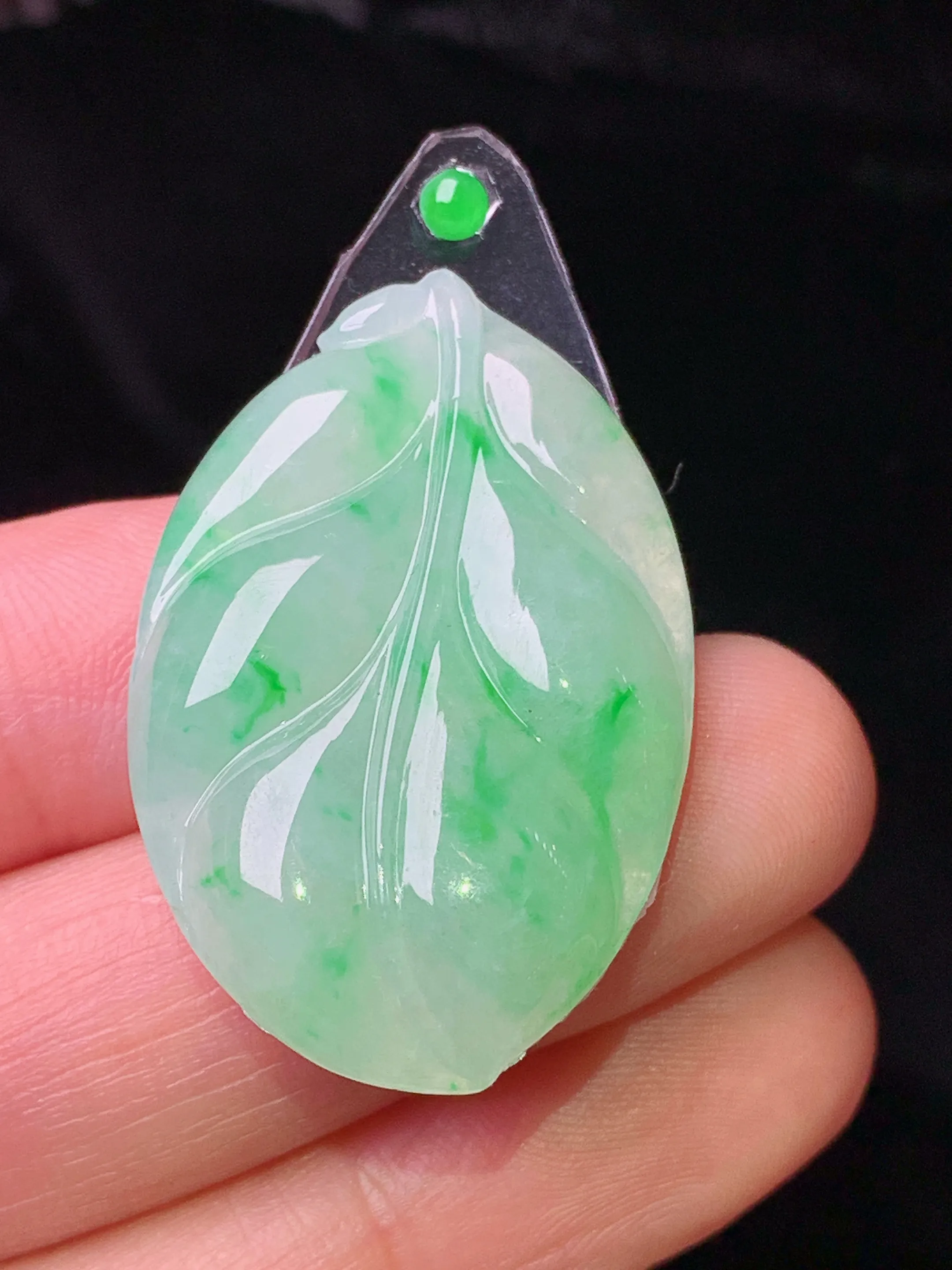 镶嵌款 飘绿树叶吊坠 玉质细腻 色泽艳丽清新 整体尺寸34*22*4.5