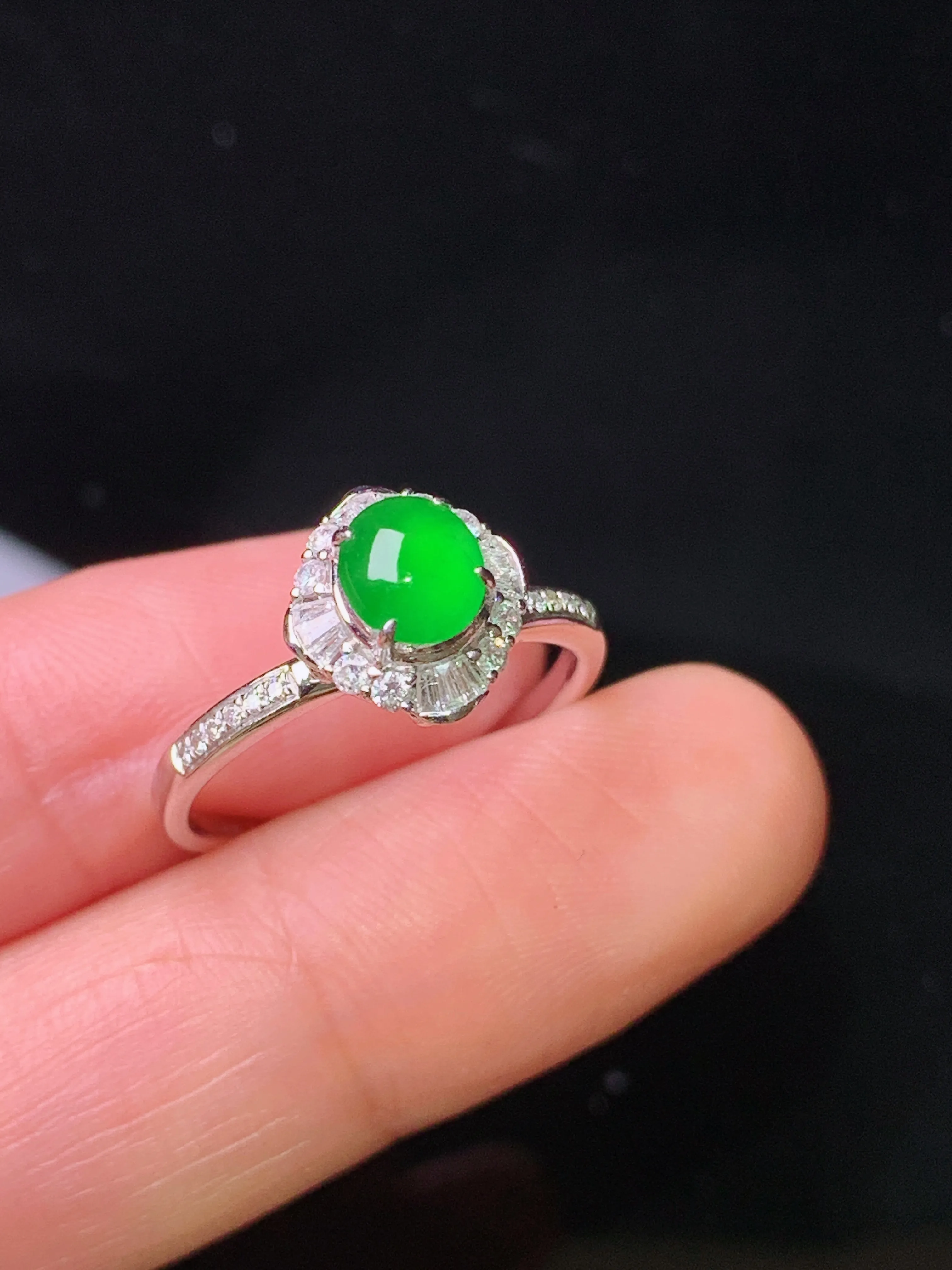 18k金钻镶嵌满绿蛋面戒指 玉质细腻 色泽艳丽清新 圈口14.5 整体尺寸10*9.3*9.3