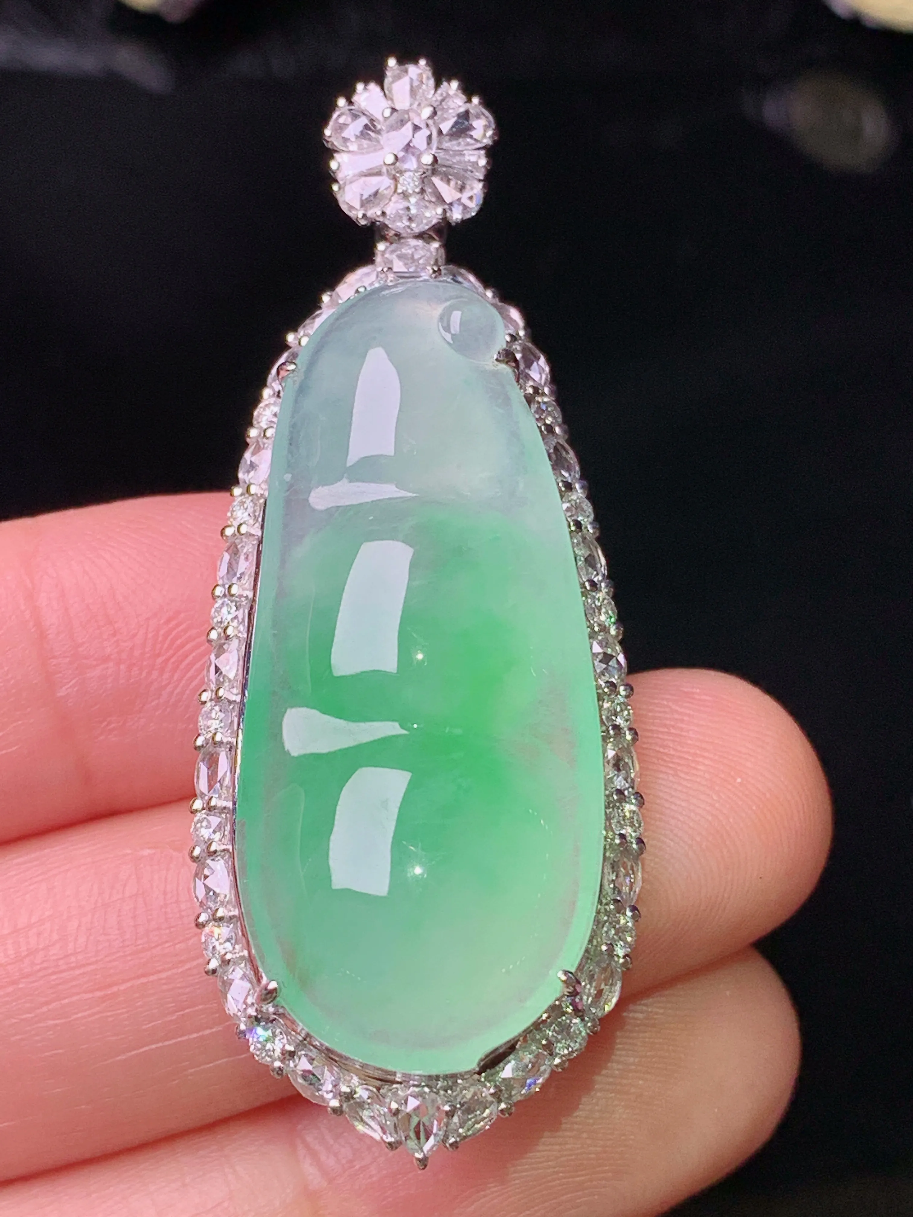 18k金钻镶嵌飘绿四季豆吊坠 玉质细腻 色泽艳丽清新 整体尺寸49.3*19*11.5