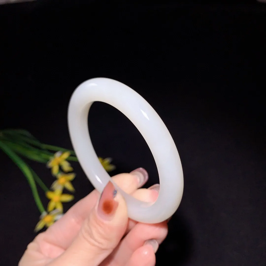 和田玉52圈口羊脂白手镯！玉质细腻油润 底色纯净 无裂无杂 脂粉好，品质好！