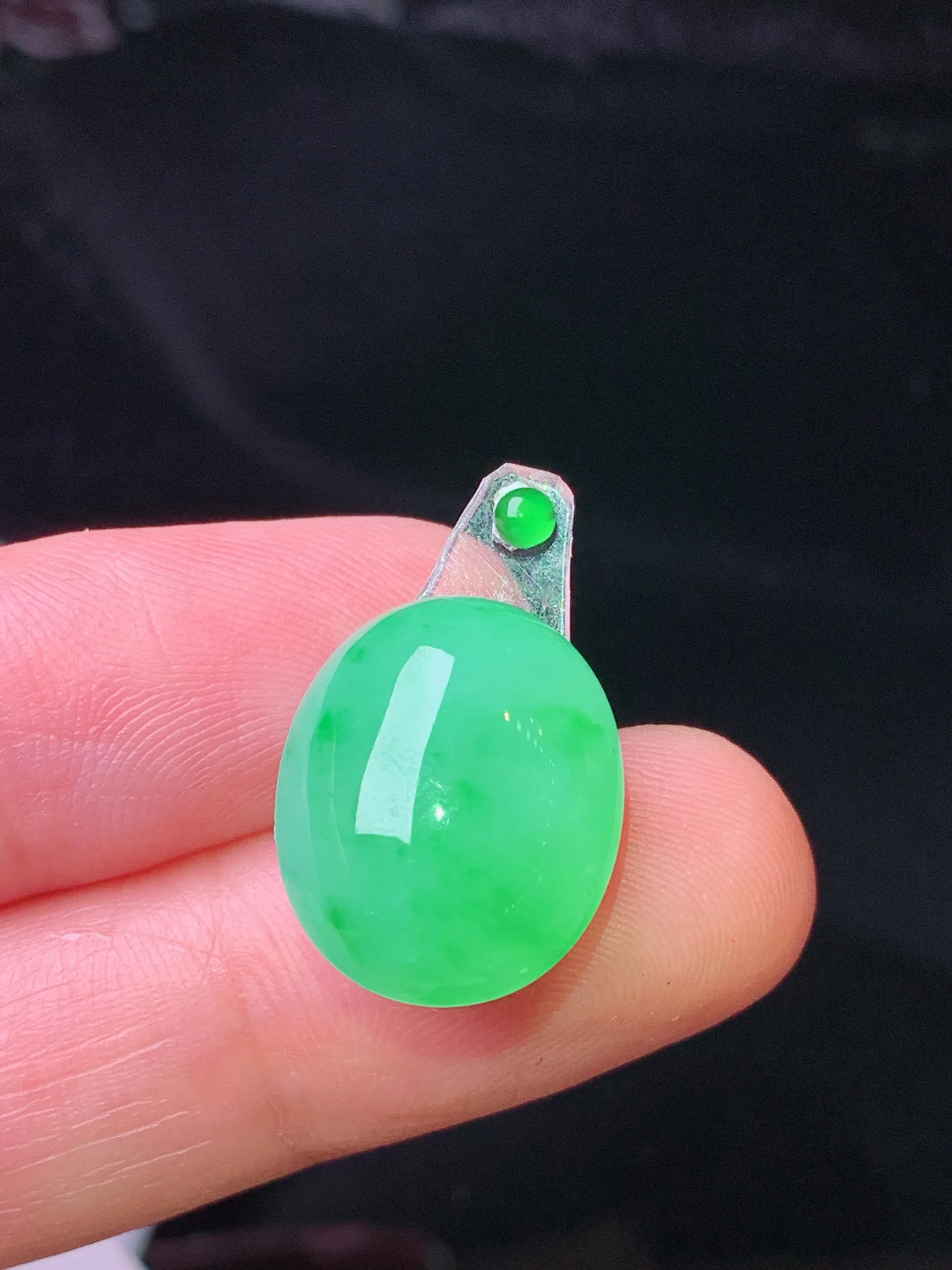 镶嵌款 翠绿蛋面吊坠 玉质细腻 色泽艳丽清新 整体尺寸16.6*13.5*7
