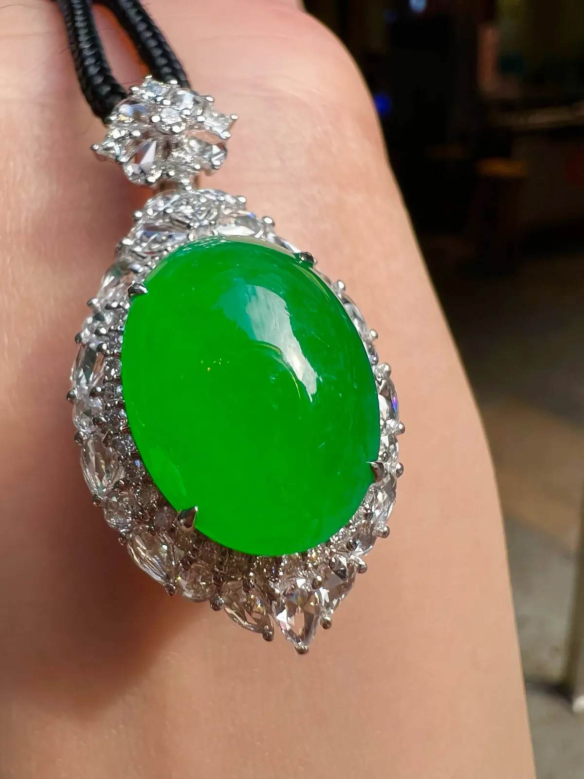 私人专拍
【满色鸽子蛋吊坠 色泽艳丽】
完美18K金奢华满钻种好细腻