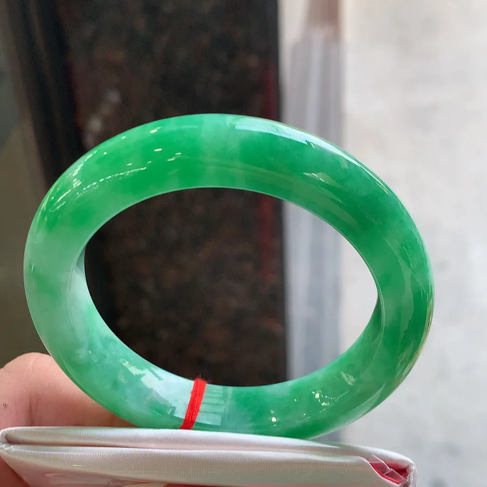 正圈满绿 无瑕 尺寸:54.6/12.2/9.9 满色