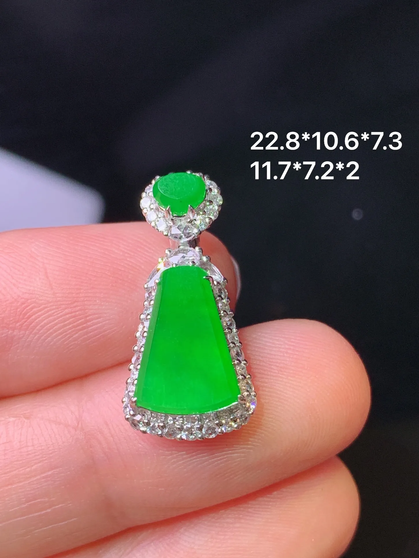18k金钻镶嵌满绿无事牌吊坠 玉质细腻 色泽艳丽清新 整体尺寸22.8*10.6*7.2