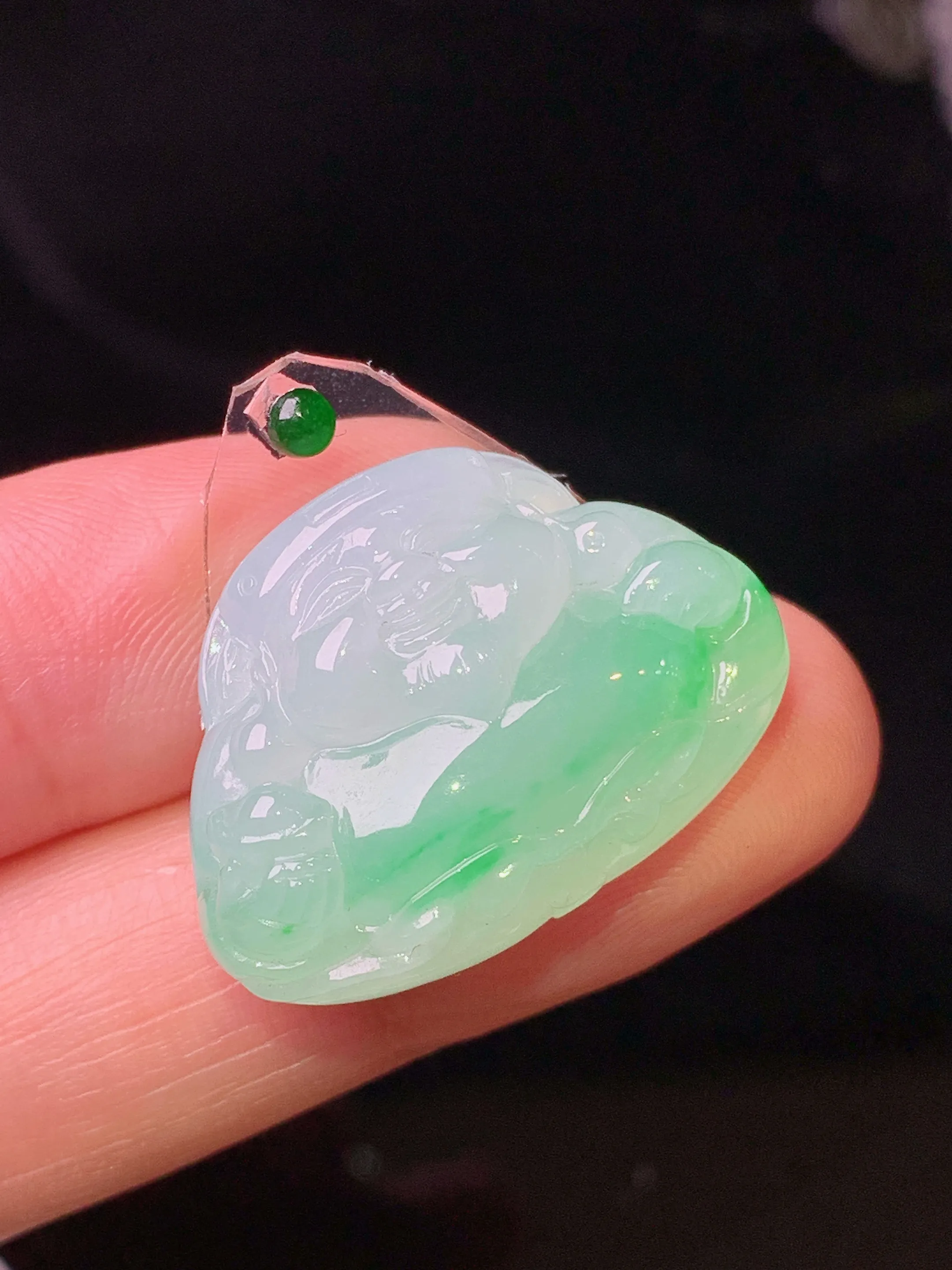 飘财神吊坠 玉质细腻 色泽艳丽清新 整体尺寸18.6*25.8*7