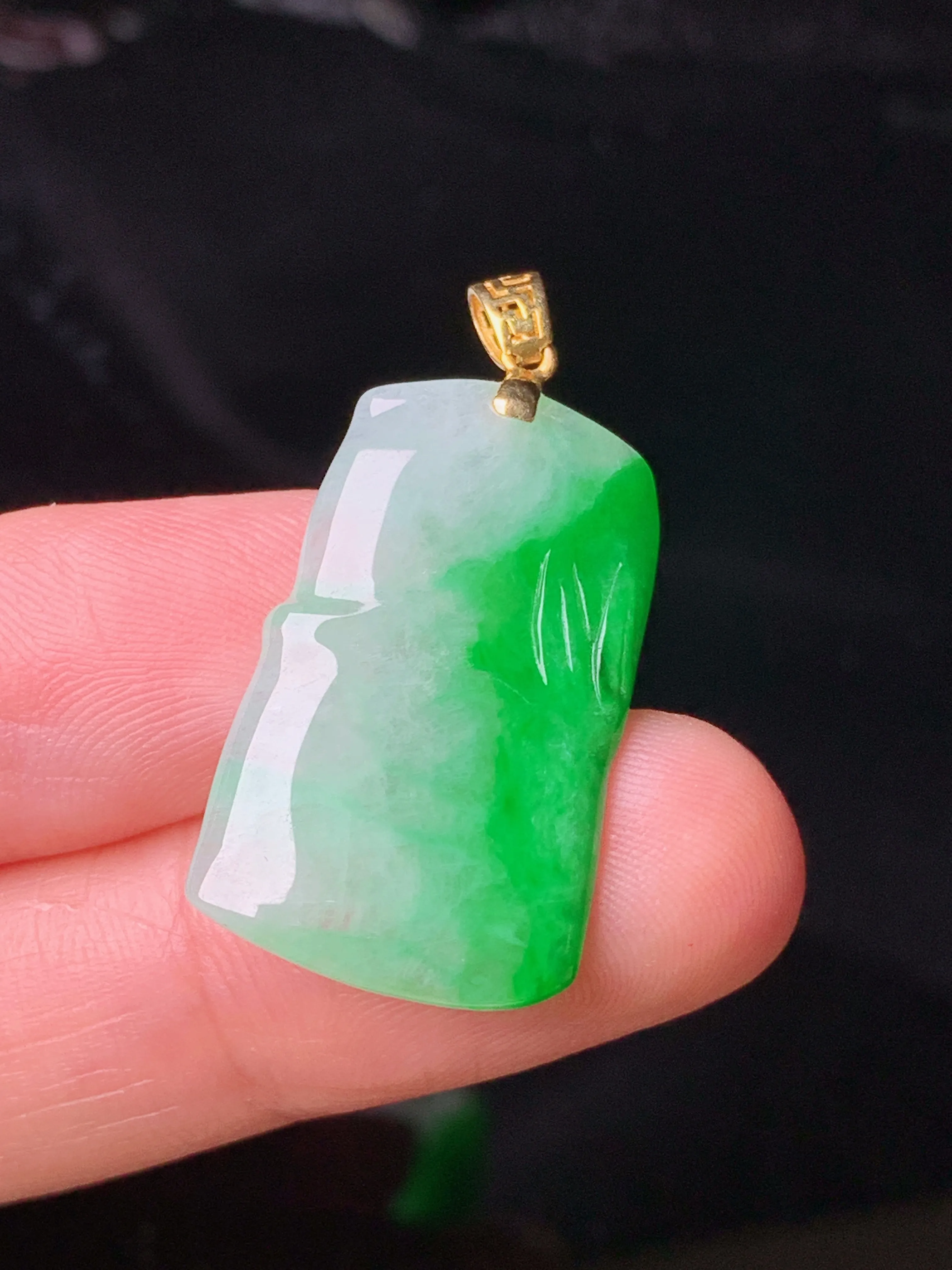 18k金镶嵌飘绿竹节吊坠 玉质细腻 色泽艳丽清新 整体尺寸32.5*15.5*2.7