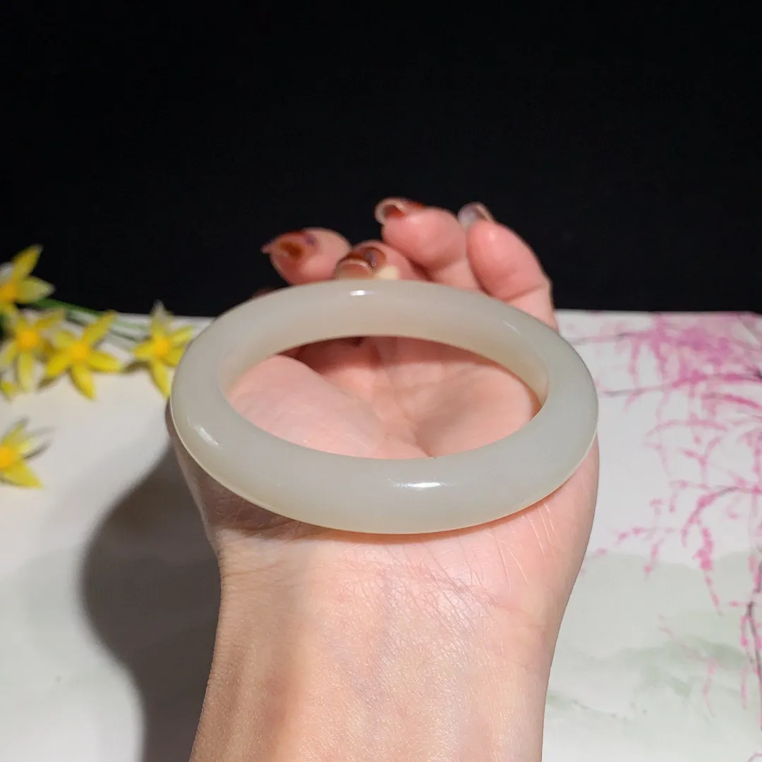 和田玉57圈口藕粉色手镯！玉质细腻油润 底色纯净 无裂无杂 脂粉好，品质好