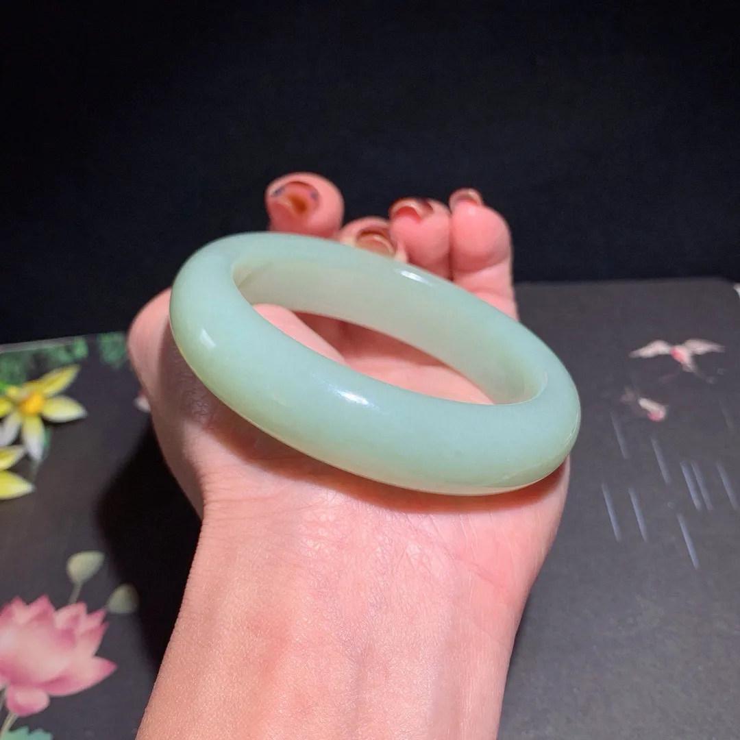 和田玉55.5圈口且末蓝手镯！玉质细腻油润 底色纯净 无裂无杂 脂粉好，品质高。