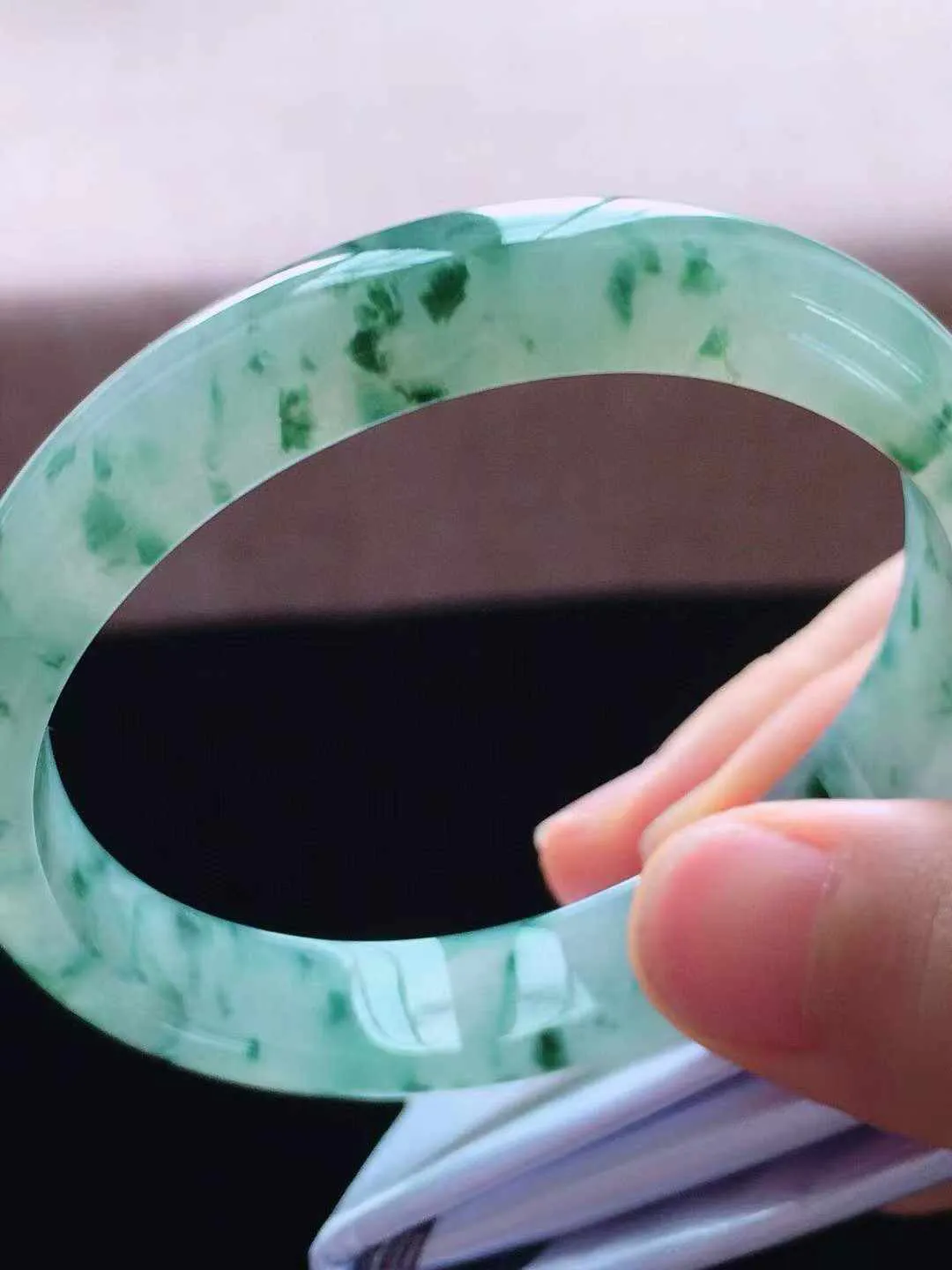 【翡翠名称】冰飘花54.5圈口贵妃翡翠手镯
【翡翠尺寸】54.5*47*11*6.2mm适合52-53正圈口佩戴
【翡翠描述】缅甸天然翡翠A货，种老水足，玉质细腻，色泽靓丽，性价比高，佩戴效果好！