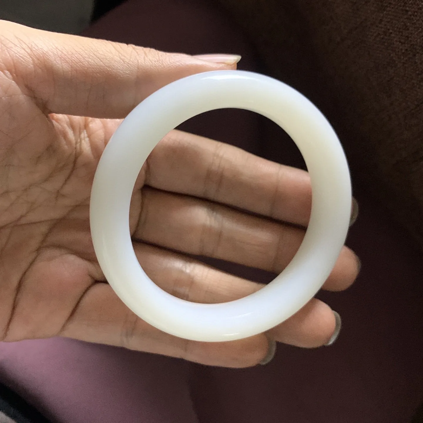 56.5圈口和田玉羊脂白宽条手镯【挽间柔情】，镯型古朴典雅。在诗情画意的雨巷相遇，你是我腕间的一抹风情，有你眸有深情.清风荡漾湖间静水，我愿俯身低眉，在烟波涟漪处寻你