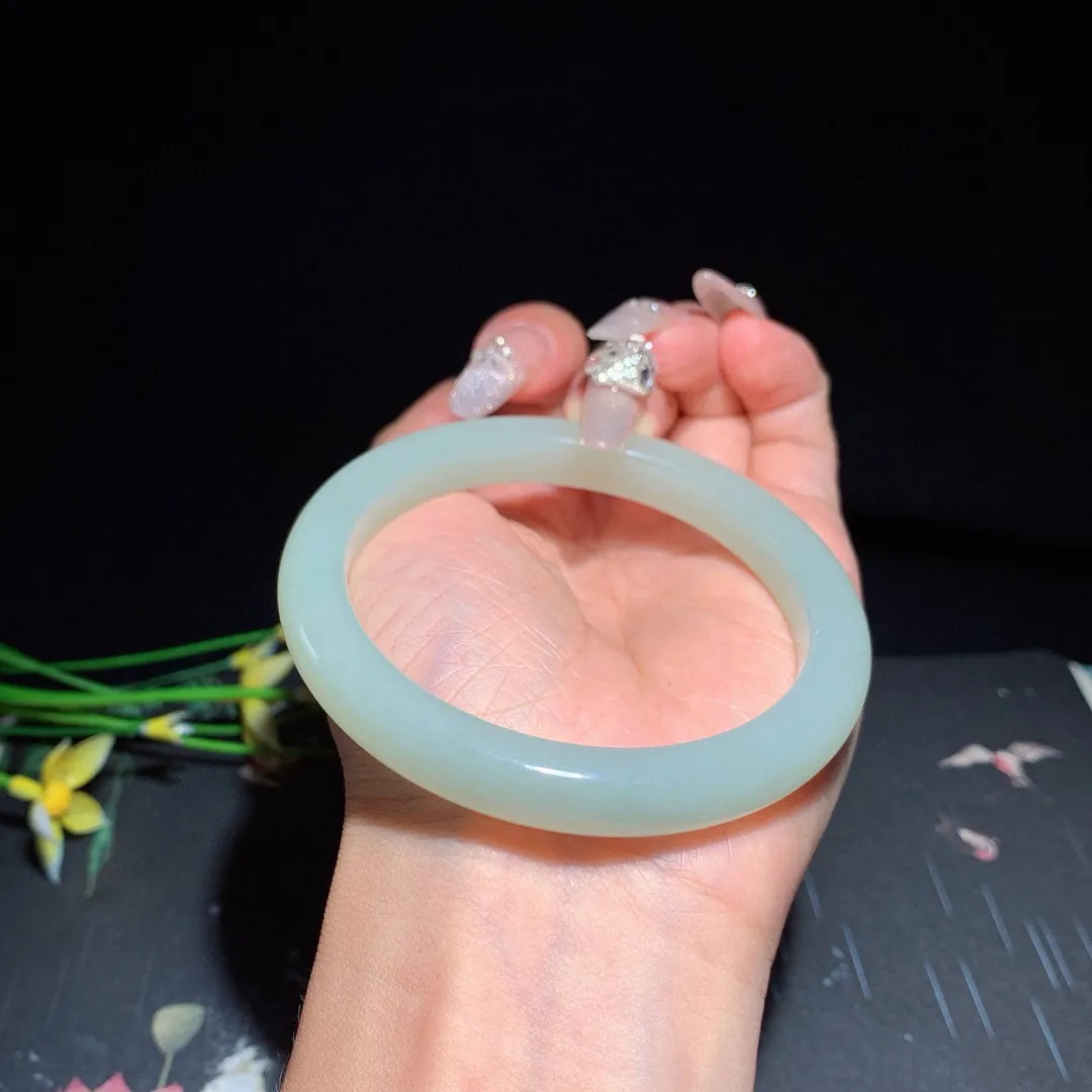 和田玉57圈口且末蓝手镯！玉质细腻油润 底色纯净 无裂无杂 脂粉好，品质高