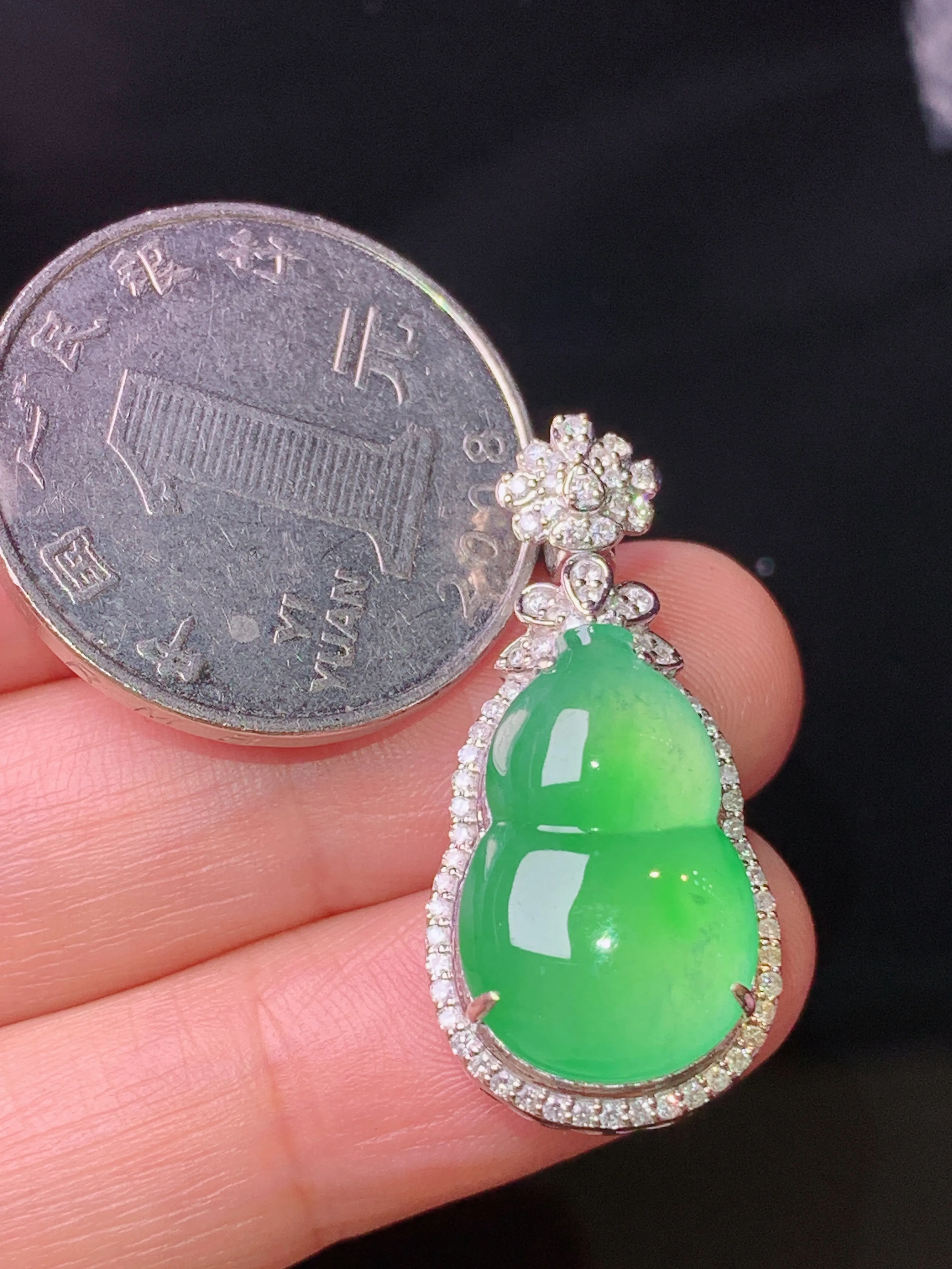 18k金钻镶嵌翠绿葫芦吊坠 玉质细腻 色泽艳丽清新 整体尺寸30.3*14.2*9.5