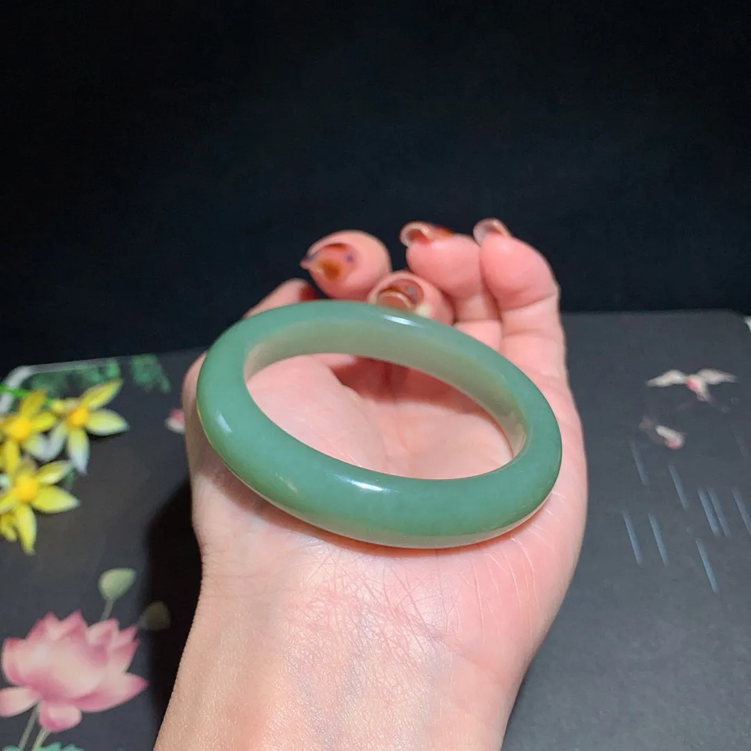 和田玉50.5圈口且末蓝手镯！圈口50.5宽11.5玉质细腻油润 底色纯净 无裂无杂 脂粉好，品质高