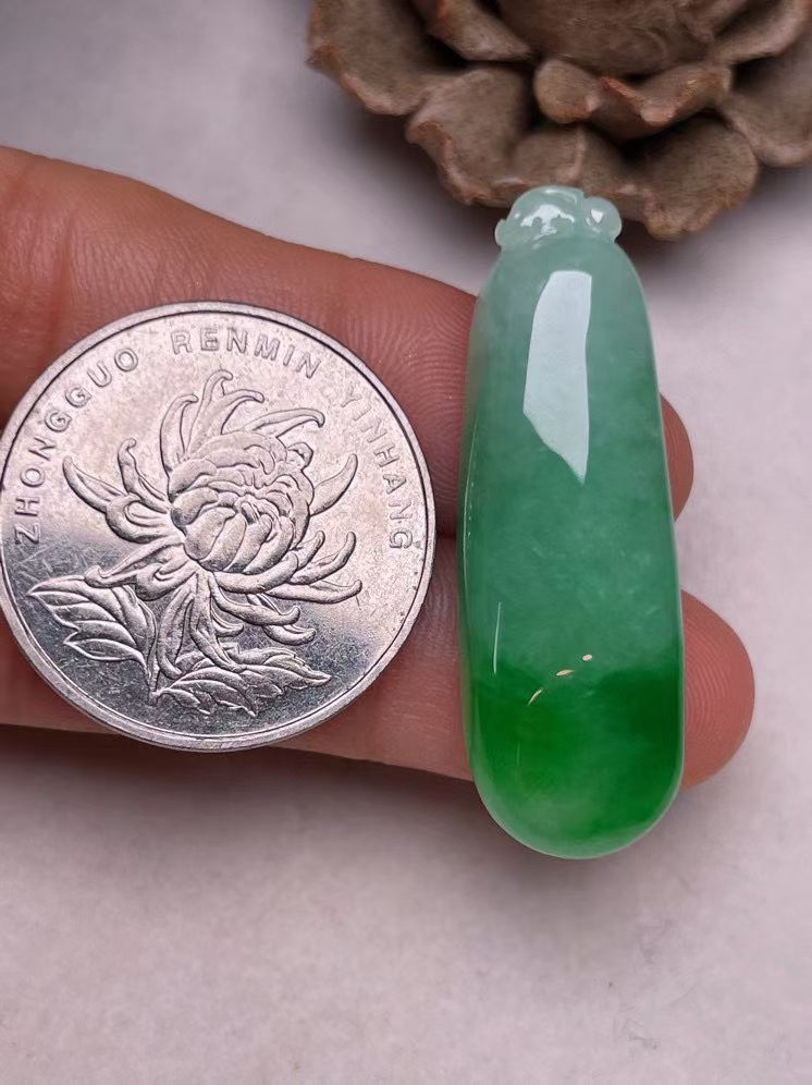 冰糯种飘绿【福瓜】吊坠，种水好，玉质细腻 ，卖相好
