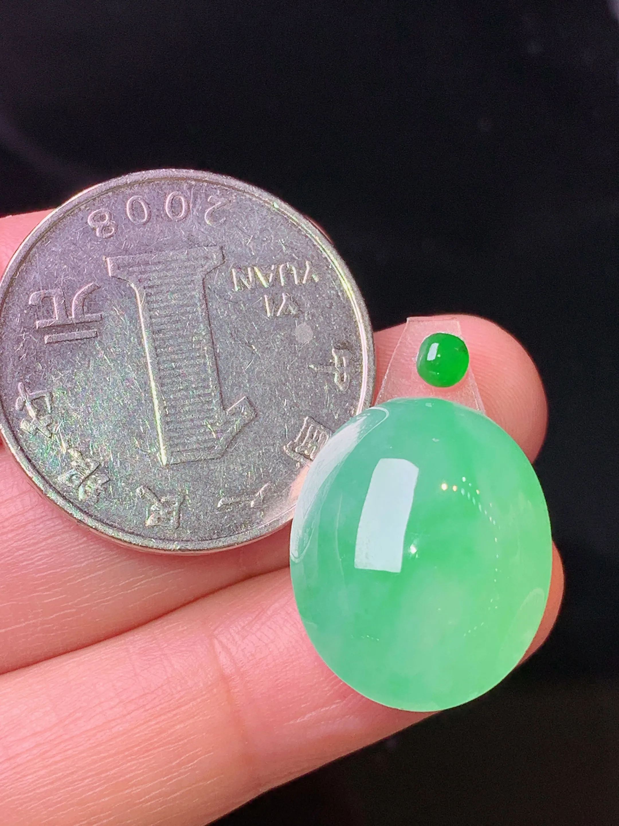 镶嵌款 翠绿蛋面吊坠 玉质细腻 色泽艳丽清新 整体尺寸19.6*16*8.5