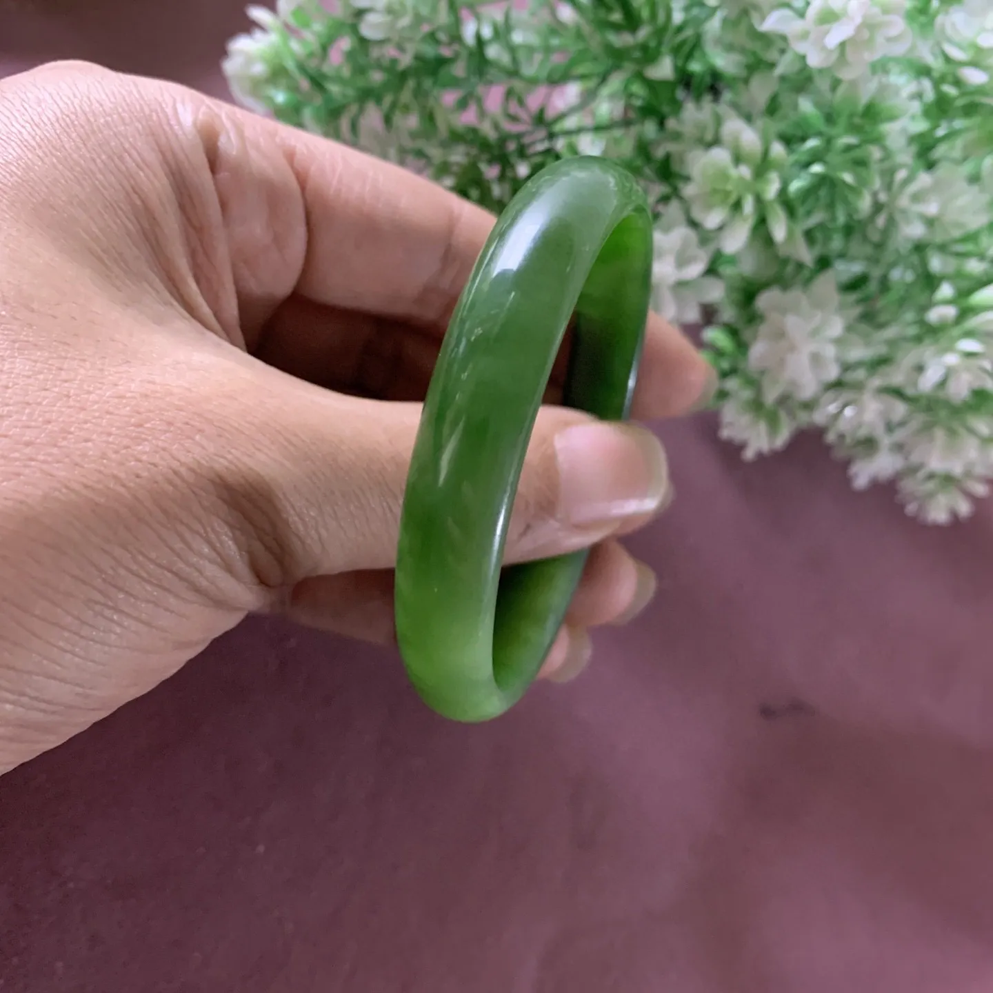 和田玉碧玉54.8圈口阳绿色手镯，圈口54.8宽10玉质特细腻油润，高脂粉，高品质，萦绕腕间时，古韵不失时尚，素雅不失品味，细腻光滑的触感，使人沉醉，气质高雅。