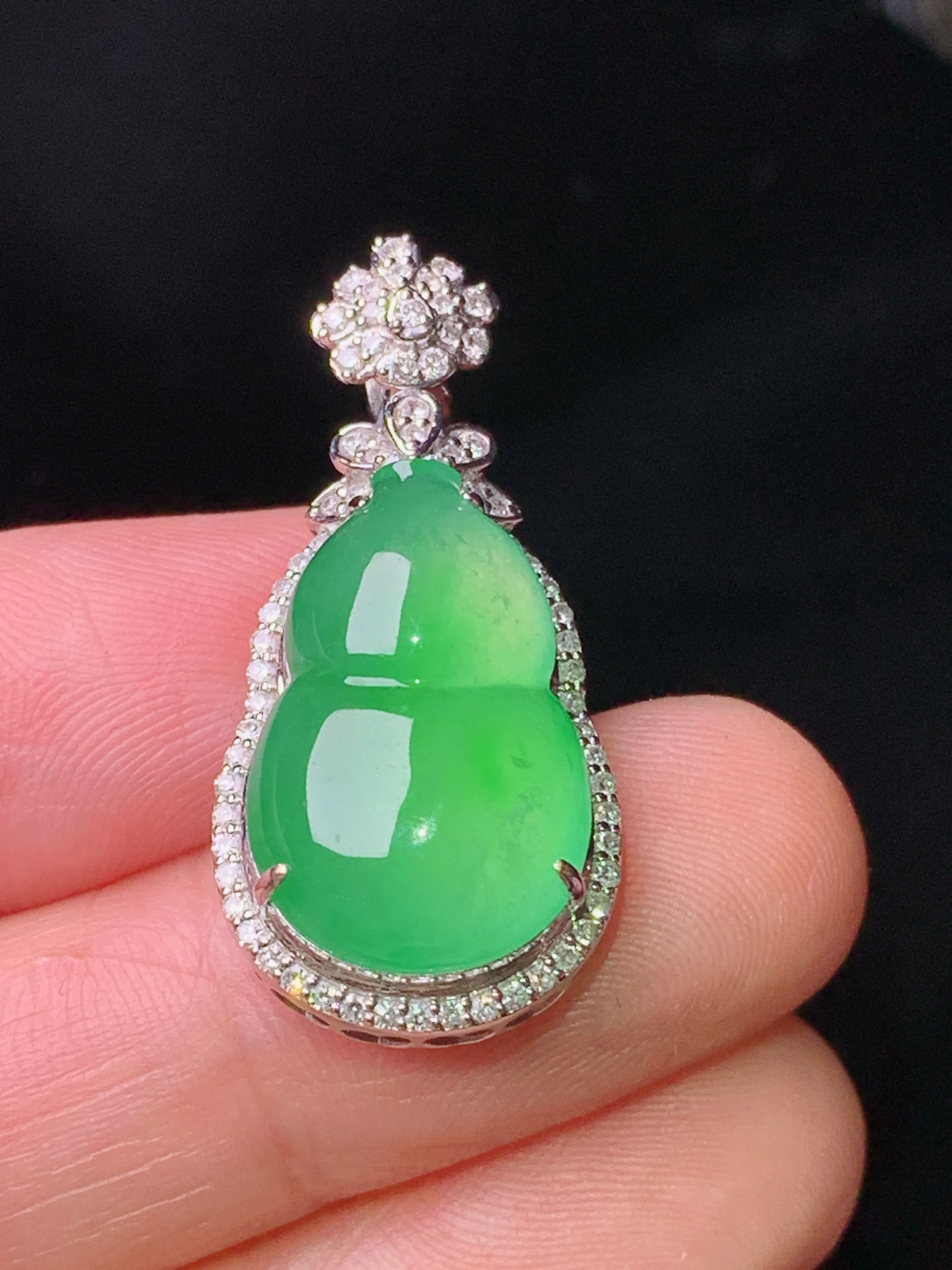 18k金钻镶嵌翠绿葫芦吊坠 玉质细腻 色泽艳丽清新 整体尺寸30.3*14.2*9.5