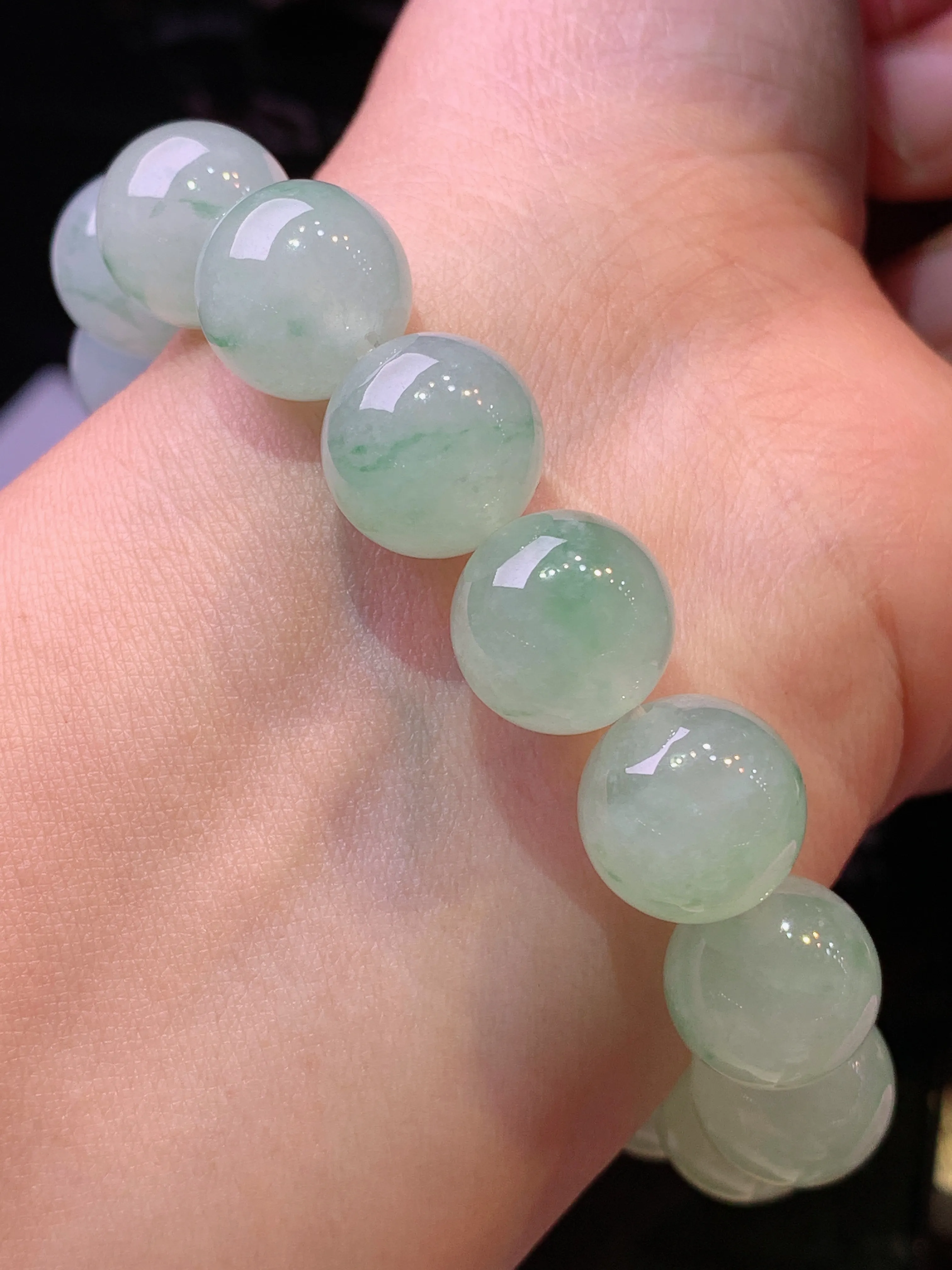 飘绿圆珠手链 玉质细腻 色泽艳丽清新 整体尺寸12.3