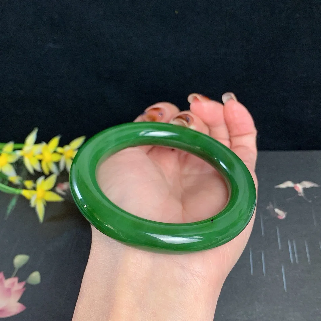 珍藏品，和田玉55圈口鲜菠菜绿肥圆条碧玉手镯！圈玉质细腻油润 底色纯净 无裂无棉 脂粉好，品质高
