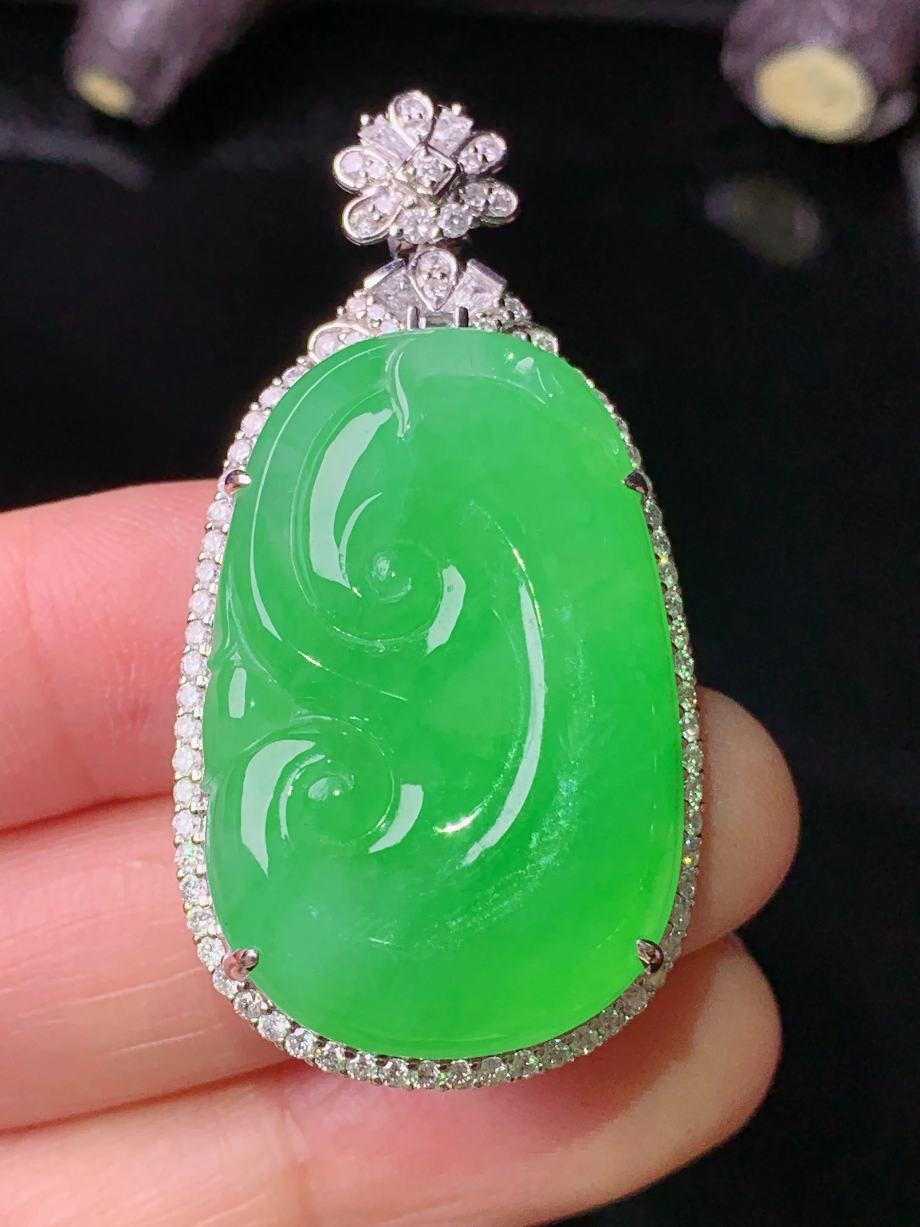 18k金钻镶嵌翠绿如意吊坠 玉质细腻 色泽艳丽清新 整体尺寸45.2*23*11.2