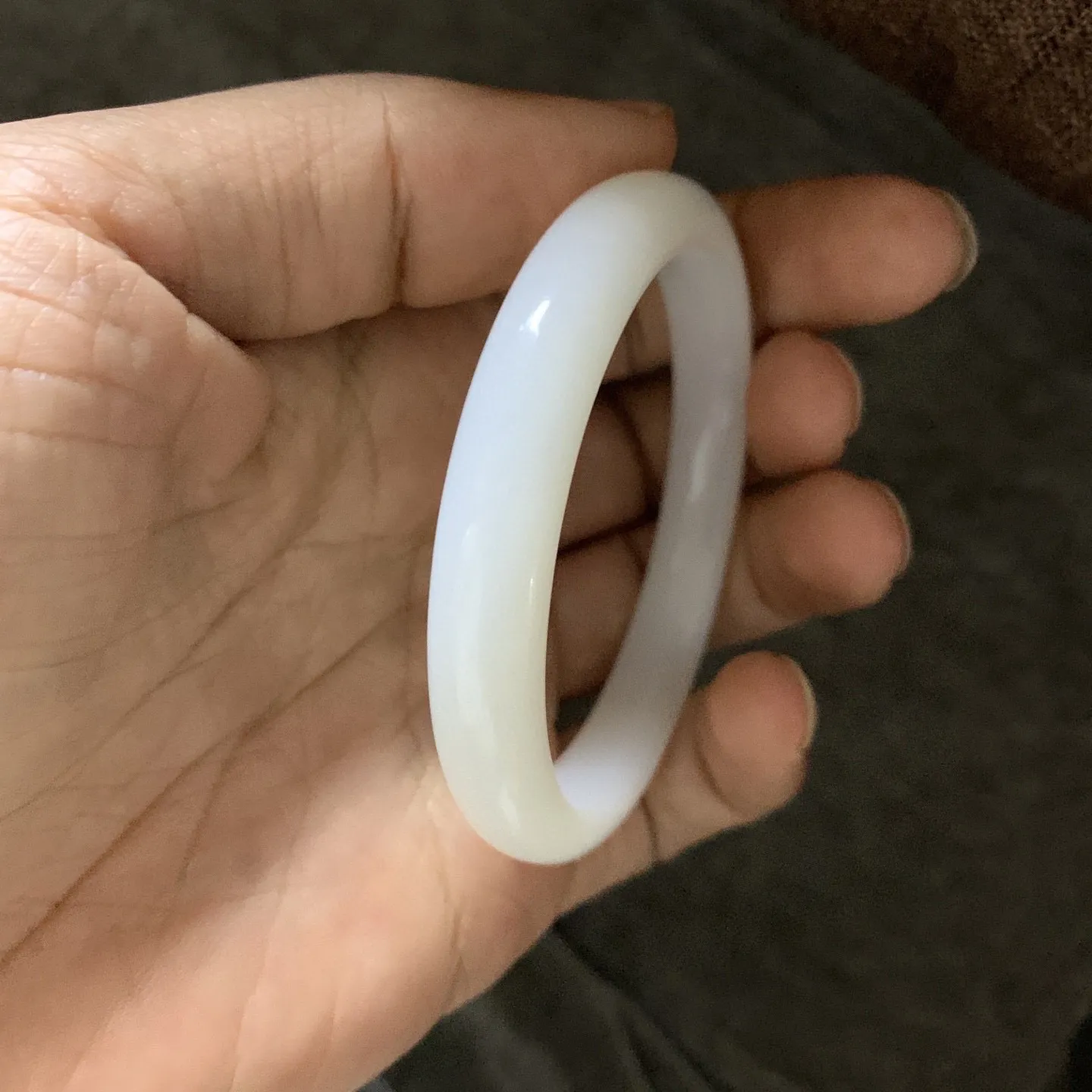 64圈口和田玉羊脂白玉手镯【挽间柔情】，镯型古朴典雅。在诗情画意的雨巷相遇，你是我腕间的一抹风情，有