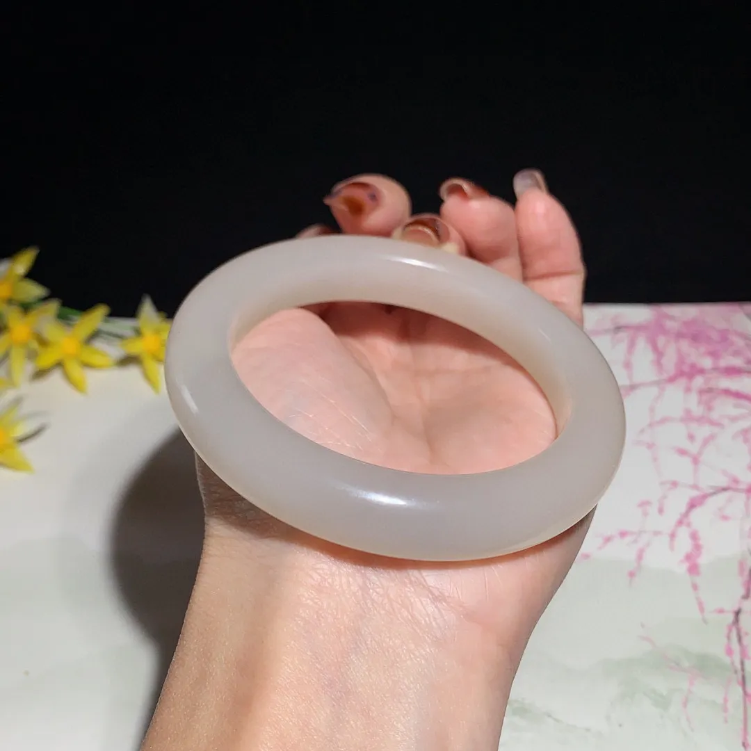 和田玉59圈口藕粉色手镯！玉质细腻油润 底色纯净 无裂无杂 脂粉好，品质好