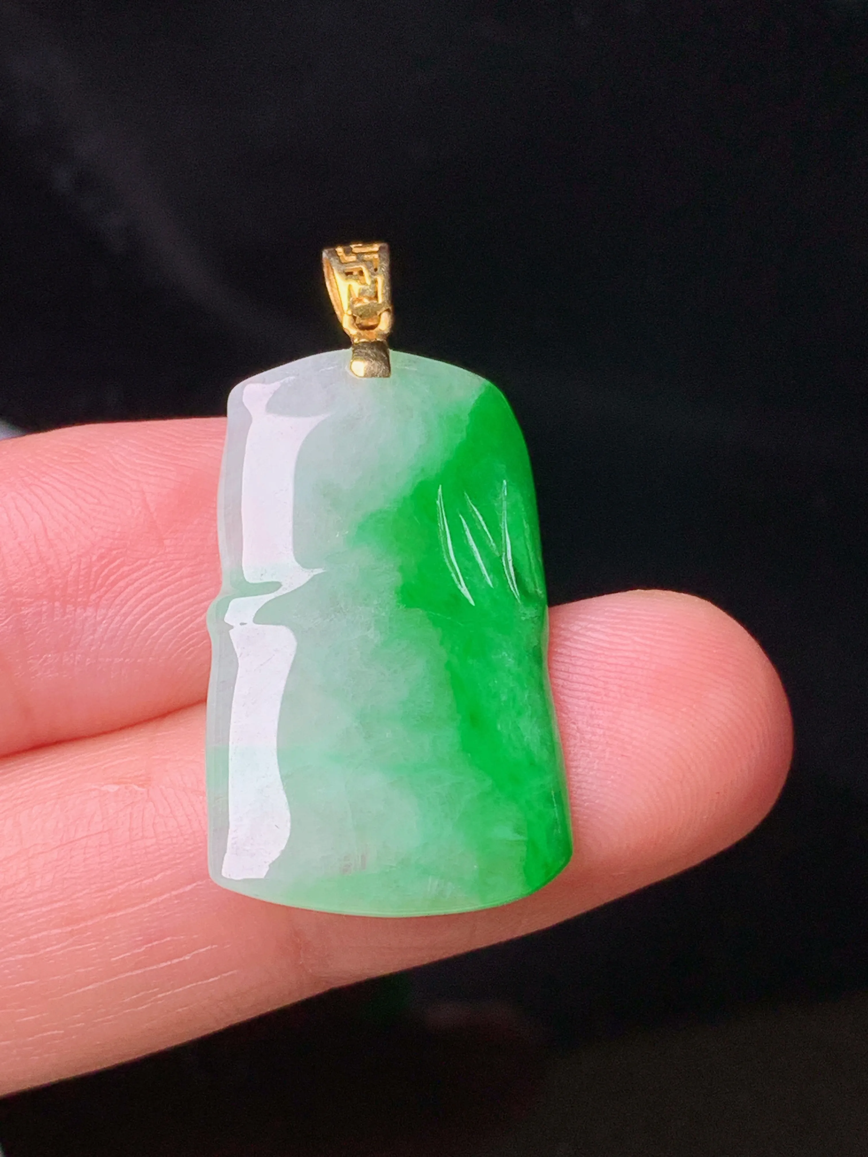 18k金镶嵌飘绿竹节吊坠 玉质细腻 色泽艳丽清新 整体尺寸32.5*15.5*2.7
