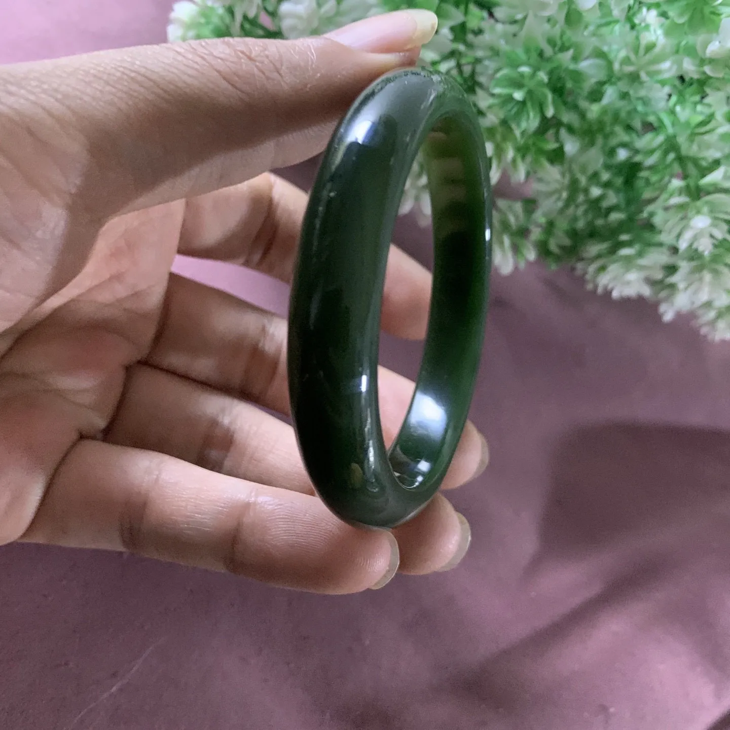 和田玉碧玉56圈口菠菜绿手镯！玉质细腻油润 底色纯净 无裂无杂 脂粉好，品质好。