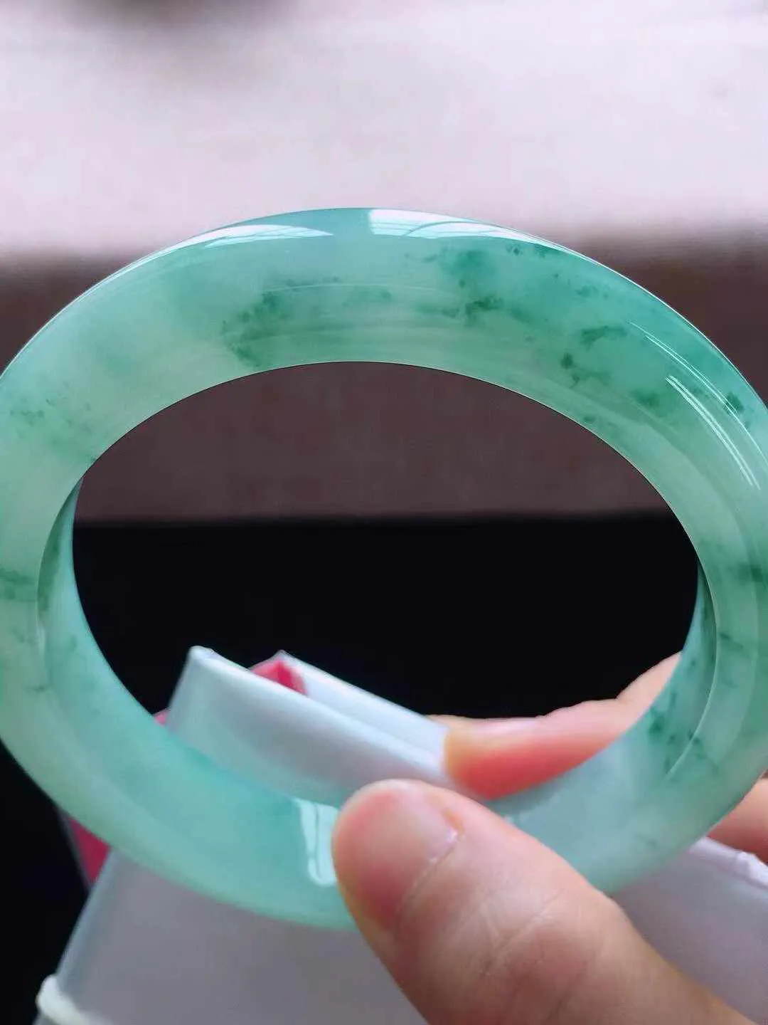 【翡翠名称】老种冰飘花60.5大圈口翡翠手镯
【翡翠尺寸】60.5*12.5*10mm适合59.5-62正圈口佩戴
【翡翠描述】缅甸天然翡翠A货，种老水足，玉质细腻，色泽靓丽，性价比高，佩戴效果好！