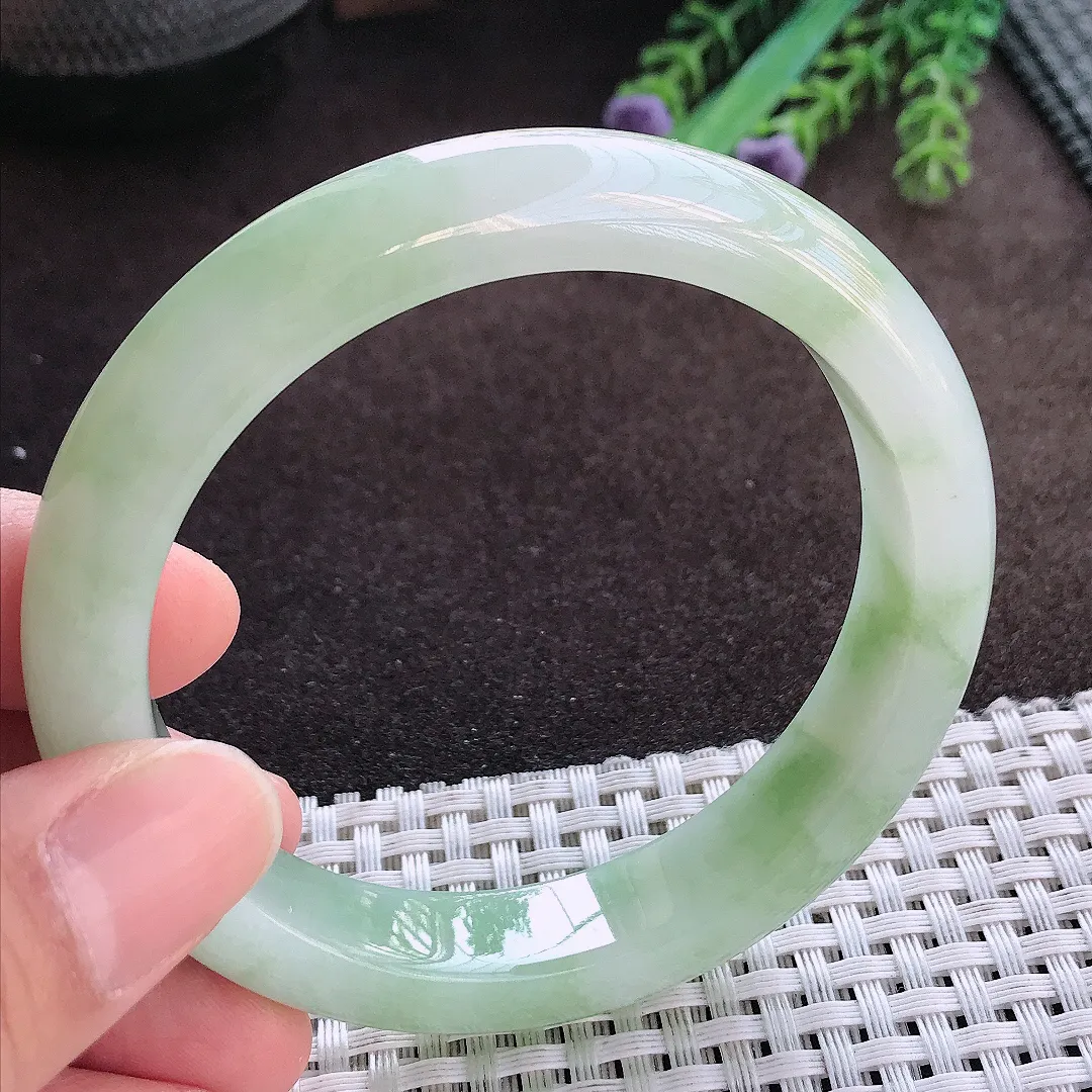 天然A货翡翠58/12.2/8.5老坑精美冰润飘绿手镯宽边玉手镯