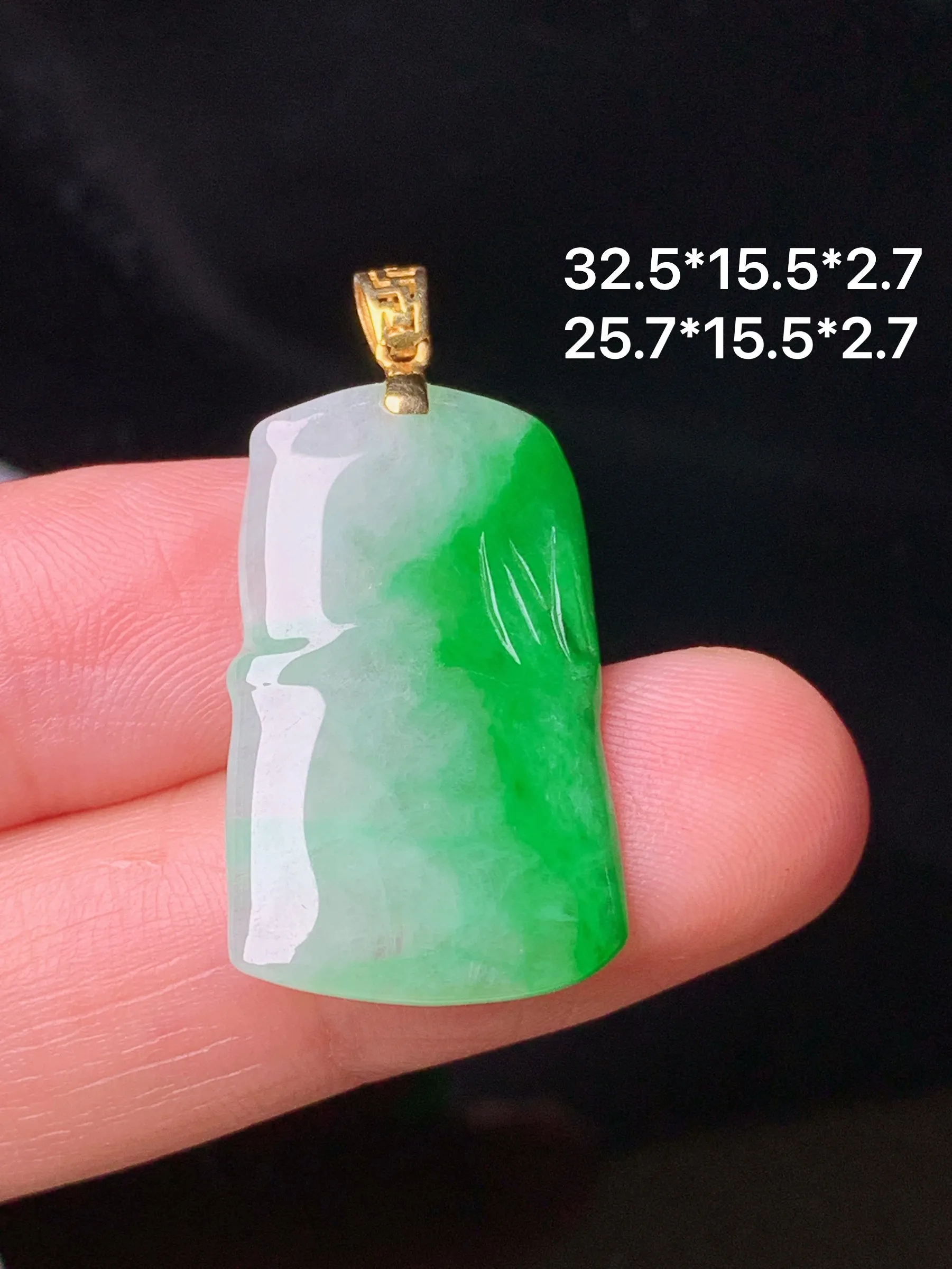 18k金镶嵌飘绿竹节吊坠 玉质细腻 色泽艳丽清新 整体尺寸32.5*15.5*2.7