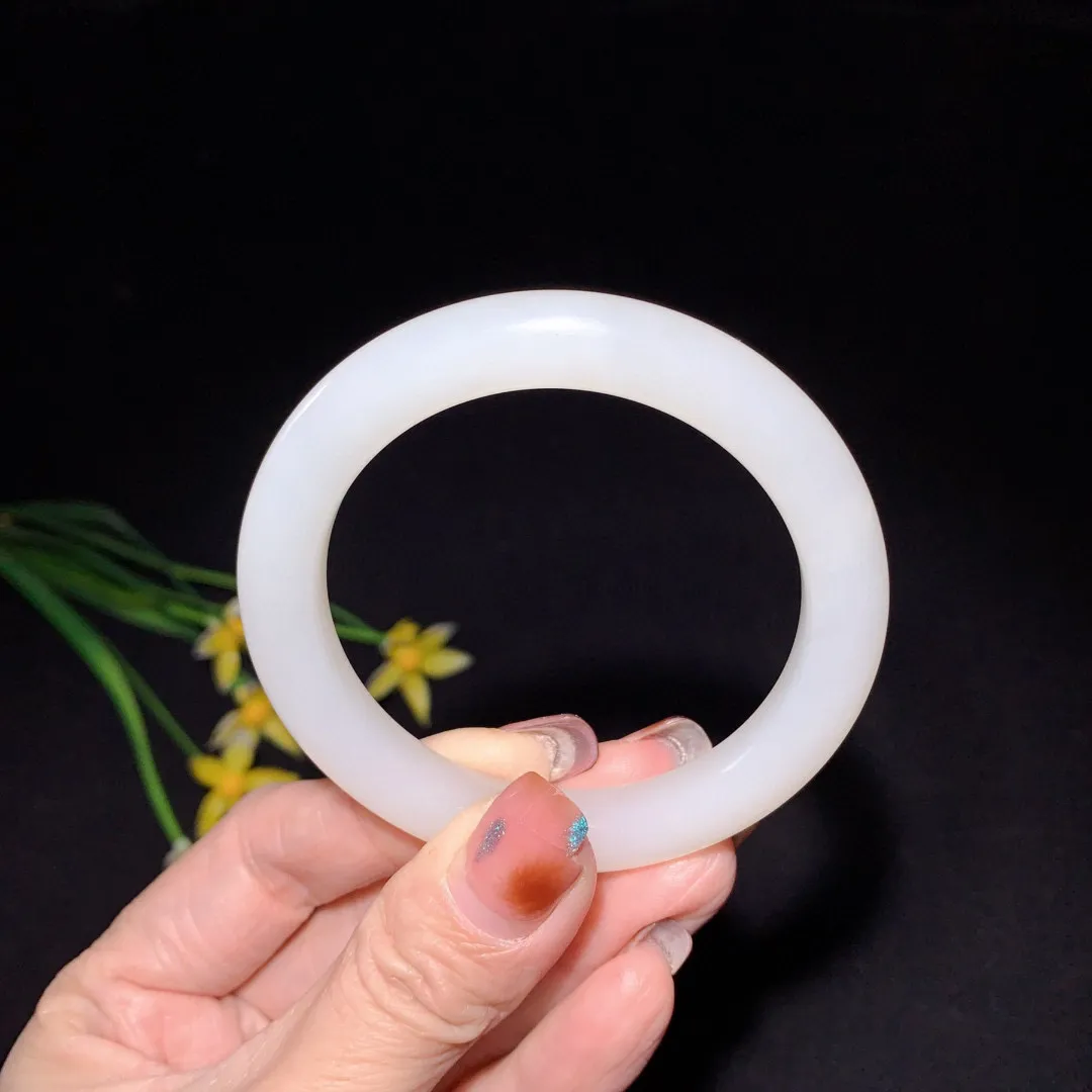 和田玉52圈口羊脂白手镯！玉质细腻油润 底色纯净 无裂无杂 脂粉好，品质好！