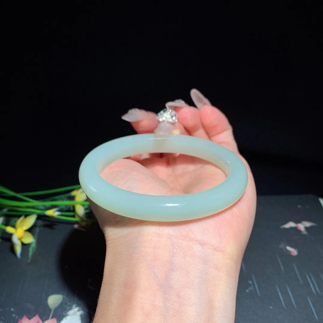 和田玉57圈口且末蓝手镯！玉质细腻油润 底色纯净 无裂无杂 脂粉好，品质高