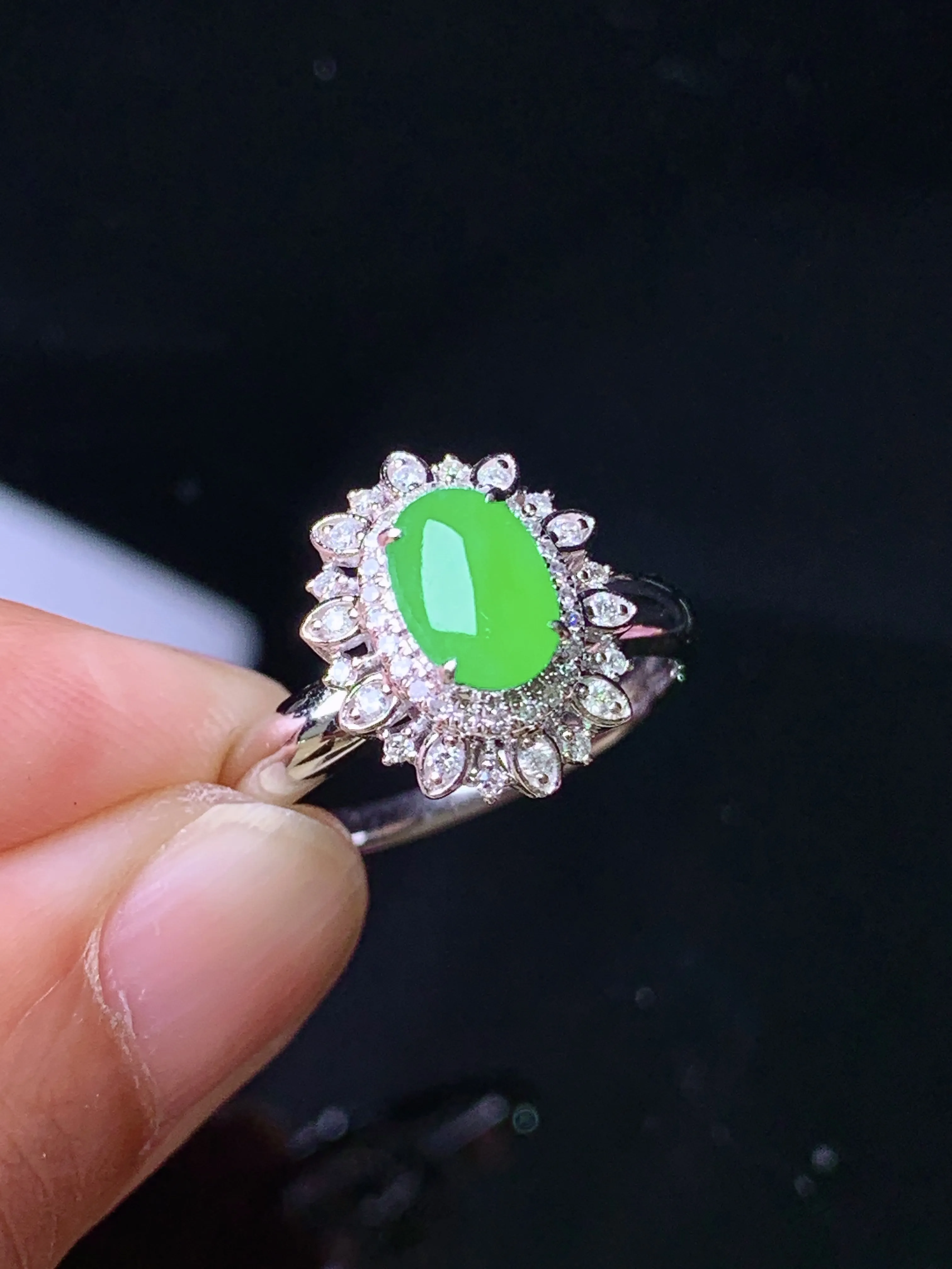 18k金钻镶嵌翠绿蛋面戒指 玉质细腻 色泽艳丽清新 圈口14 整体尺寸13.6*11.3*9.3