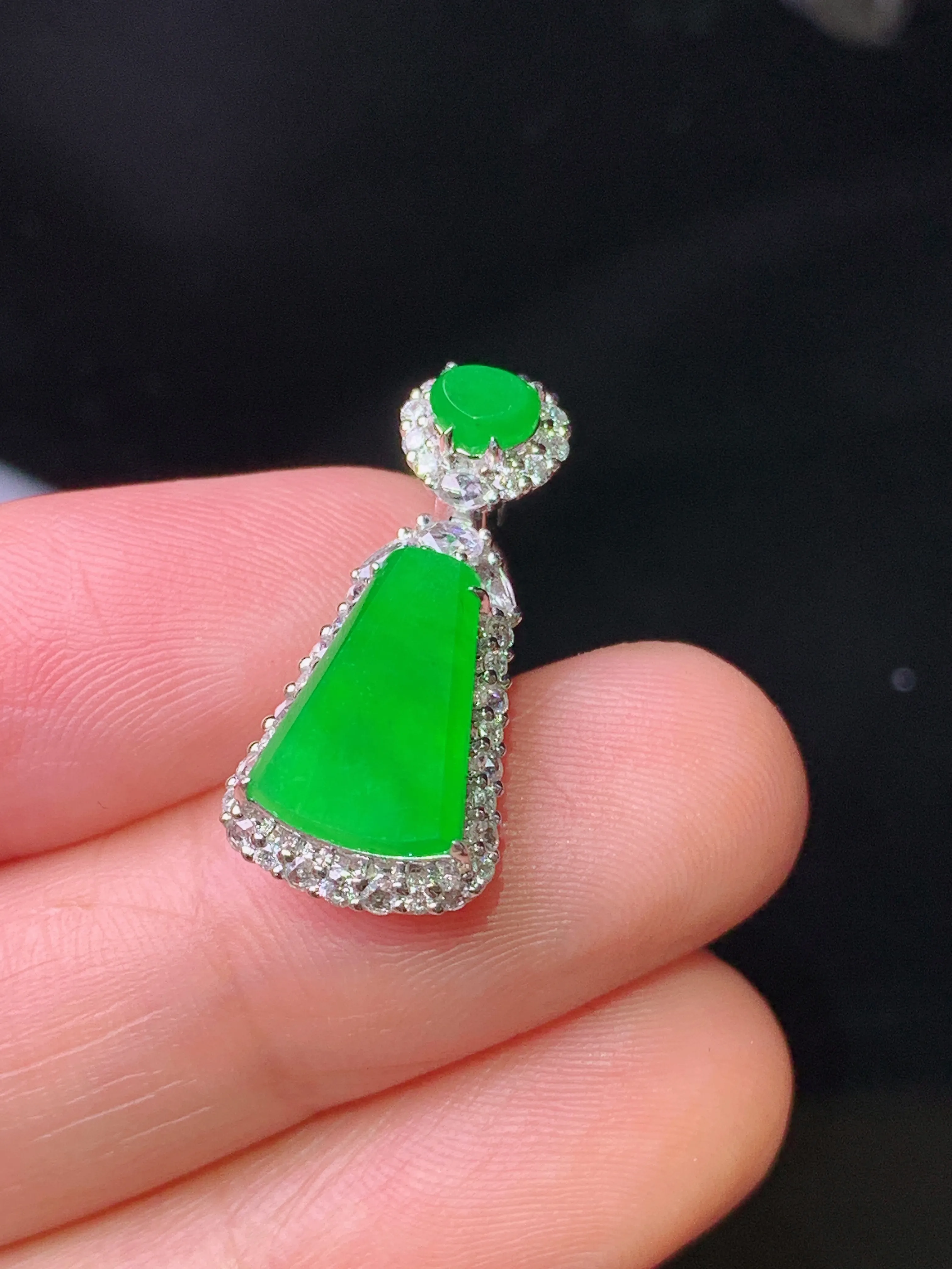 18k金钻镶嵌满绿无事牌吊坠 玉质细腻 色泽艳丽清新 整体尺寸22.8*10.6*7.2