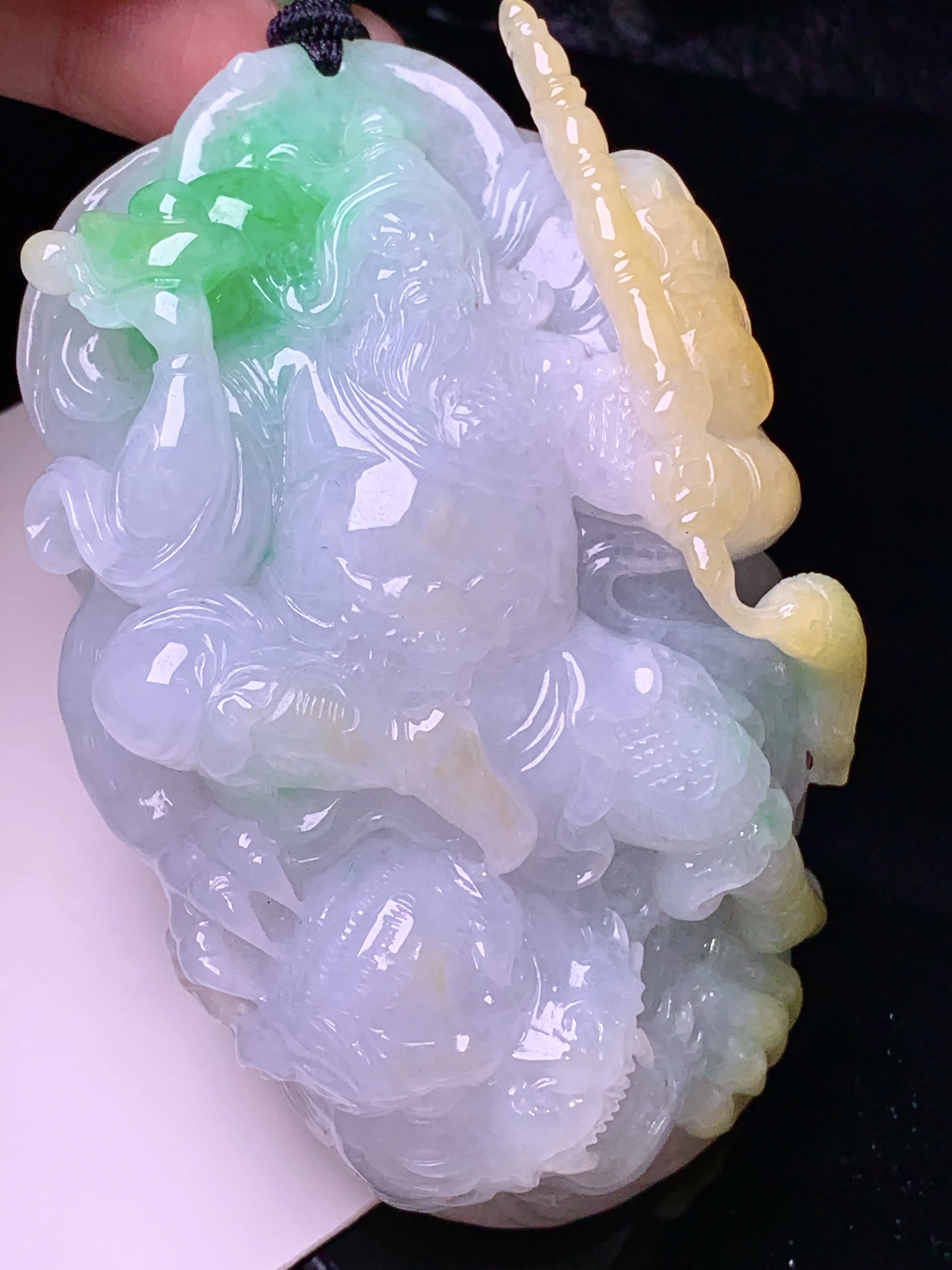 飘黄绿关公吊坠 玉质细腻 色泽艳丽清新 整体尺寸79.3*49.2*21.5