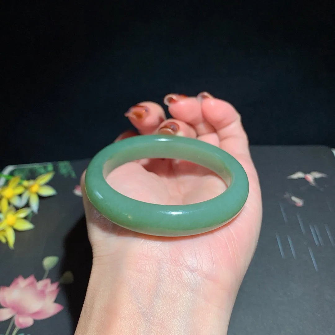 和田玉50.5圈口且末蓝手镯！圈口50.5宽11.5玉质细腻油润 底色纯净 无裂无杂 脂粉好，品质高。