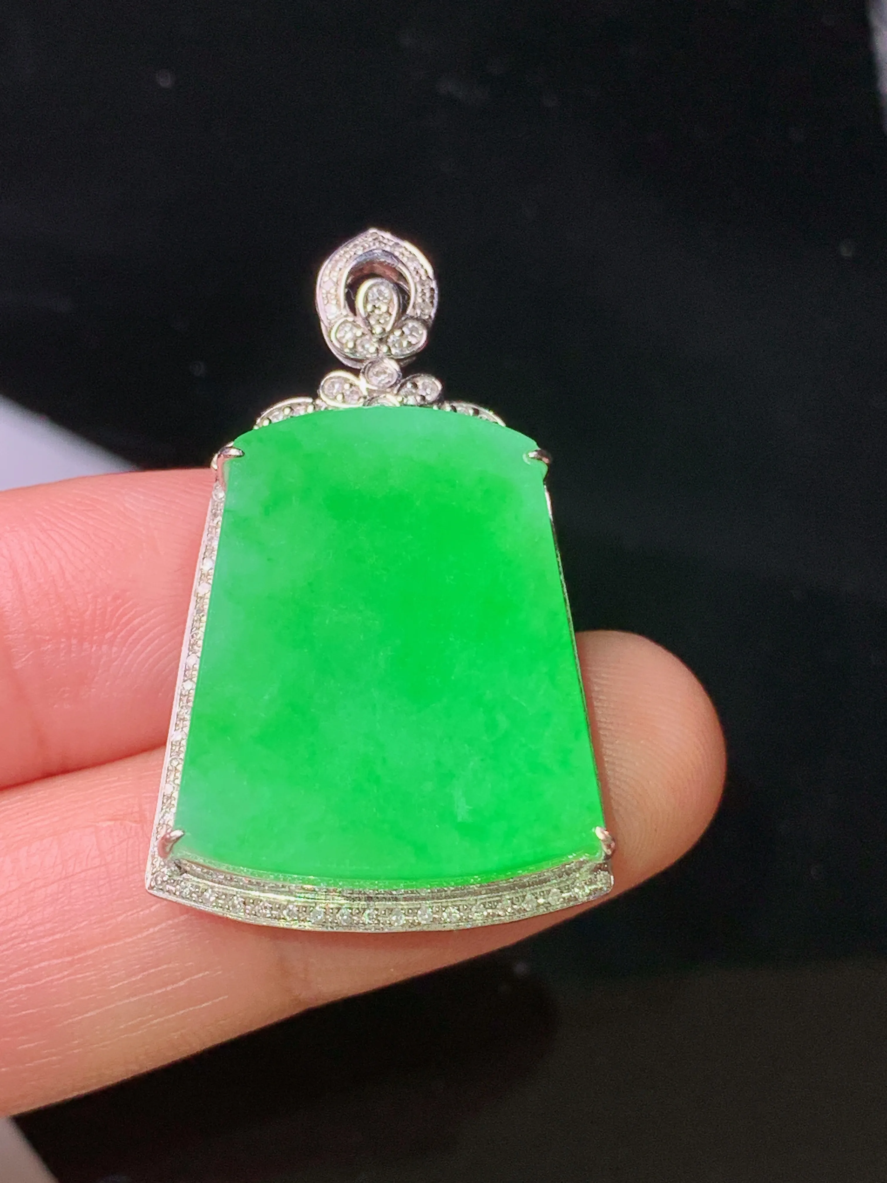 18k金钻镶嵌翠绿无事牌吊坠 玉质细腻 色泽艳丽清新 整体尺寸35.2*21.2*8.2