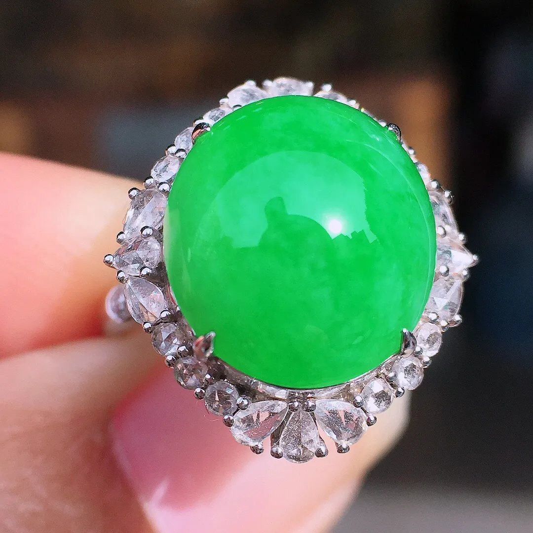 阳绿蛋面戒指，色泽均匀艳丽，玉质细腻，荧光感超
强，饱满圆润，尽显优雅气质，18k
金豪华镶嵌