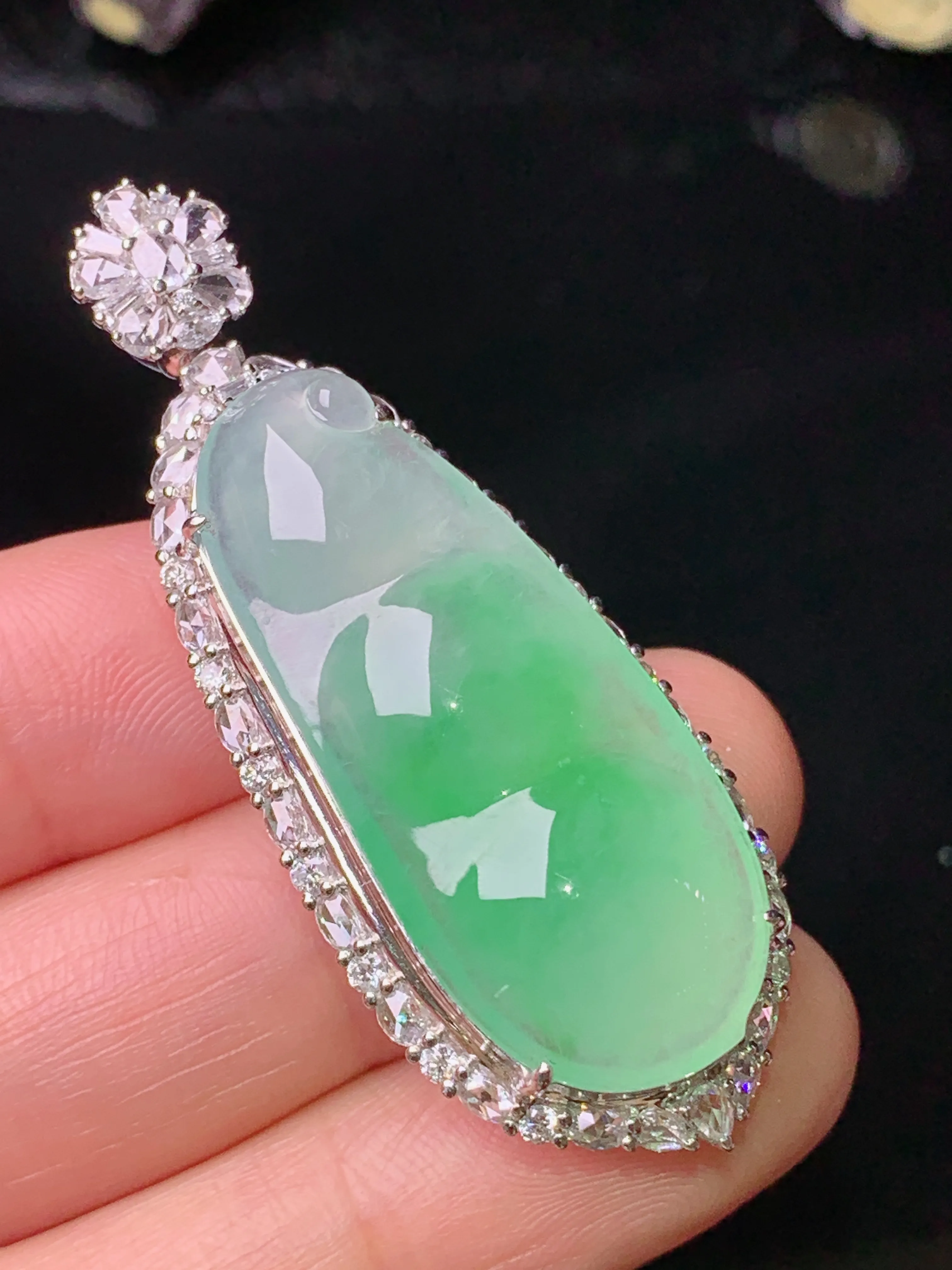 18k金钻镶嵌飘绿四季豆吊坠 玉质细腻 色泽艳丽清新 整体尺寸49.3*19*11.5