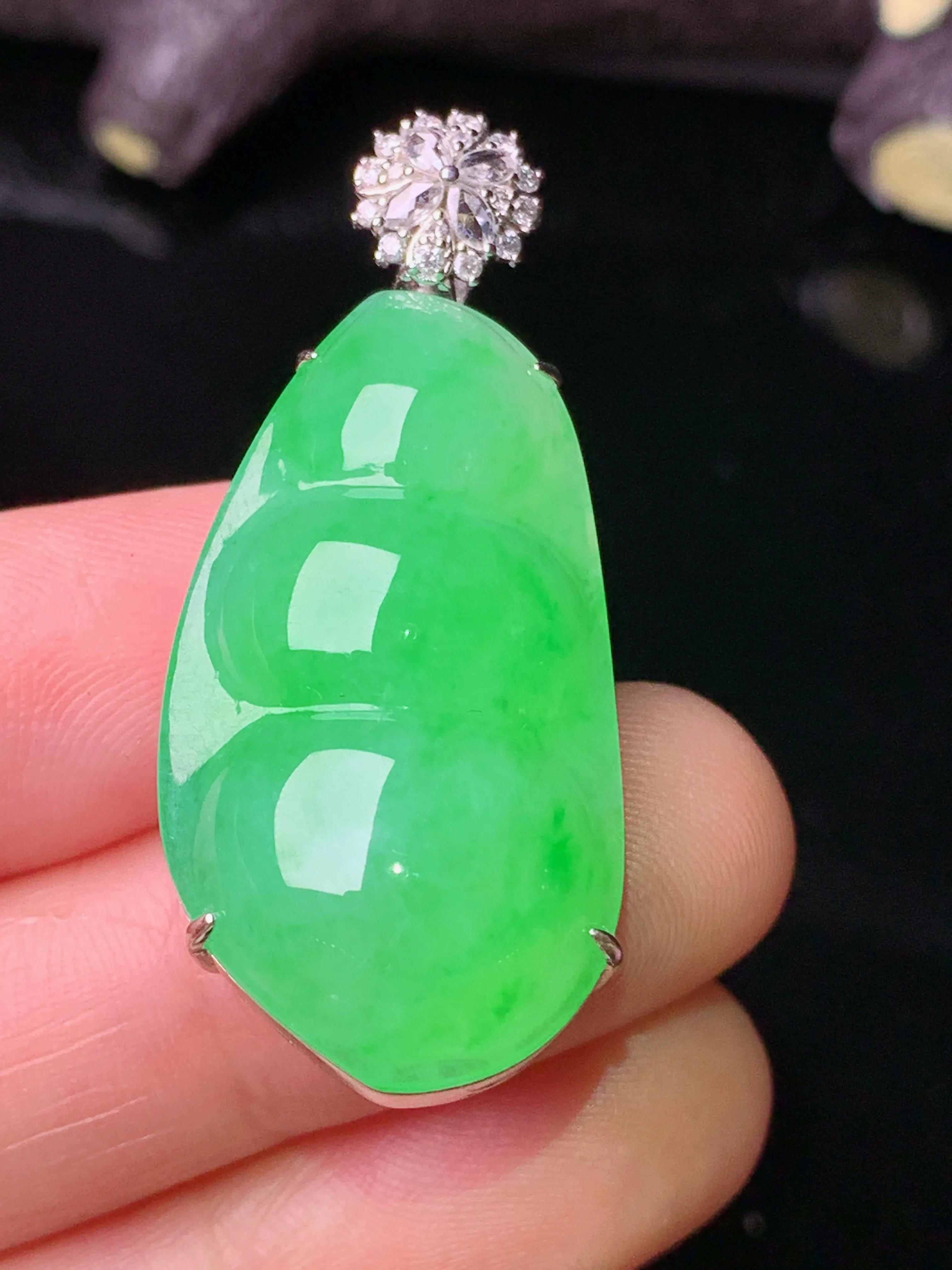 18k金钻镶嵌翠绿四季豆吊坠 玉质细腻 色泽艳丽清新 整体尺寸40*17.2*12