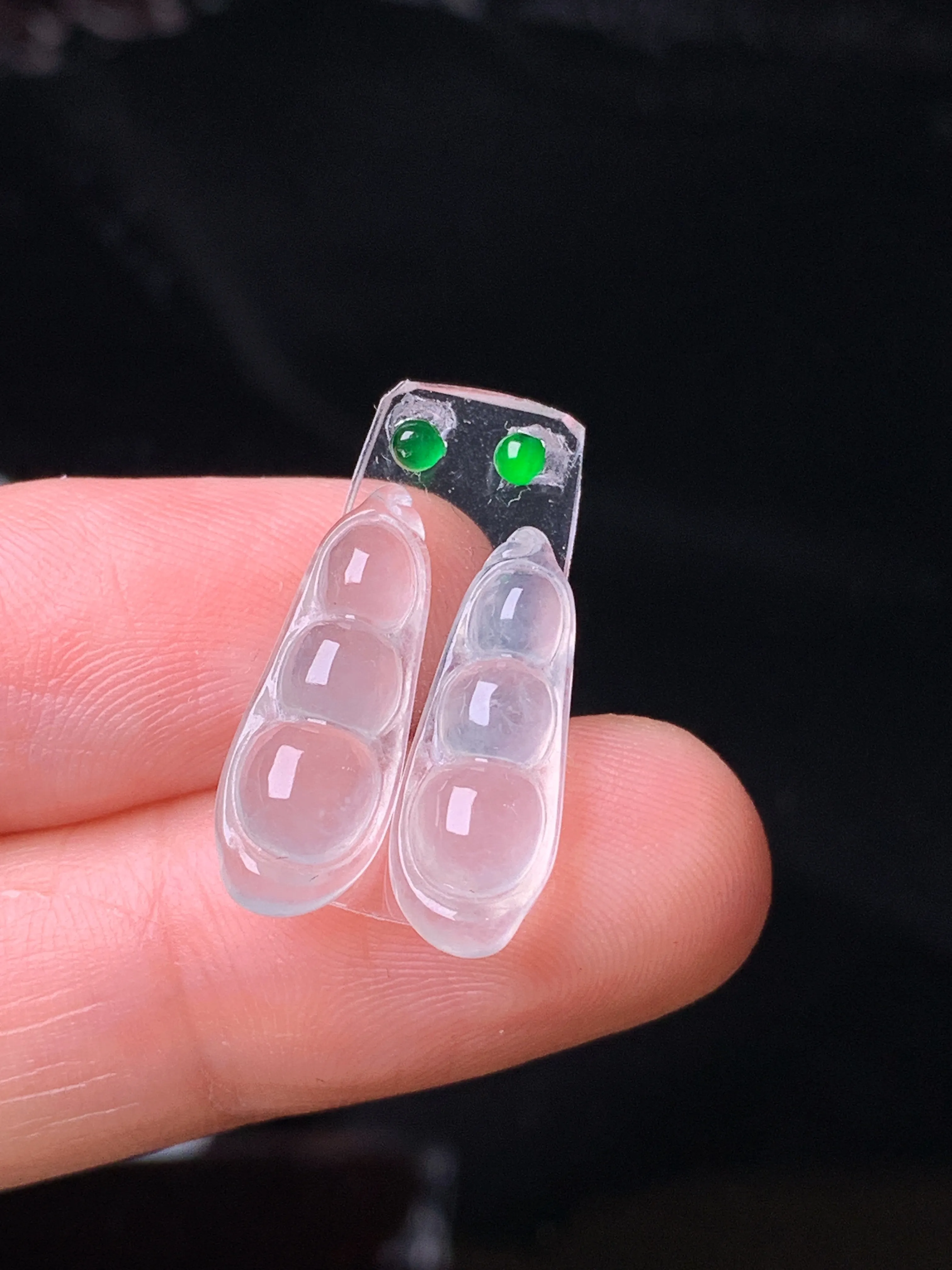 镶嵌款 冰种四季豆吊坠 玉质细腻 色泽艳丽清新 整体尺寸17.7*6.8*3.8