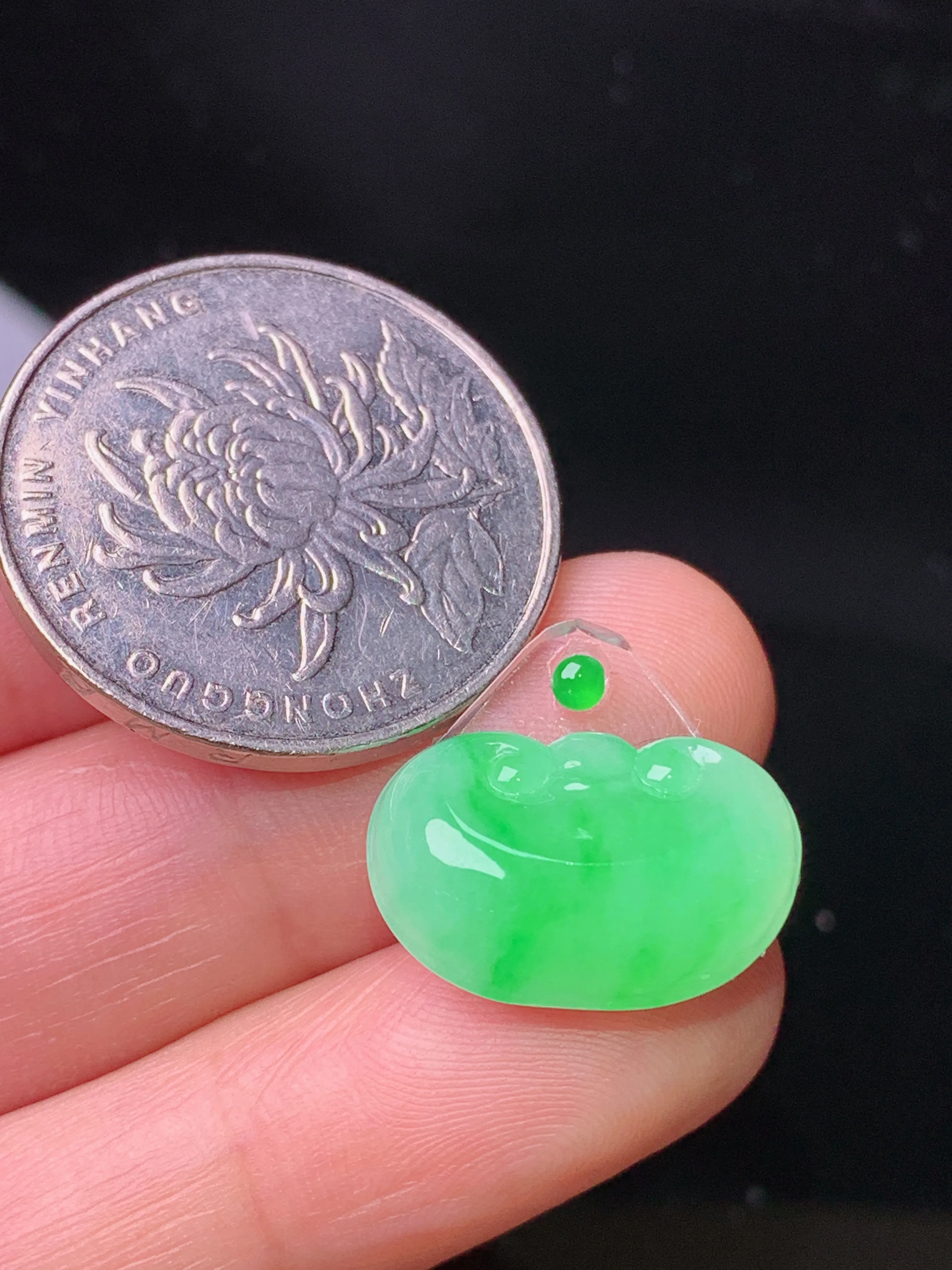 镶嵌款 翠绿如意吊坠 玉质细腻 色泽艳丽清新 整体尺寸11.2*17.5*6