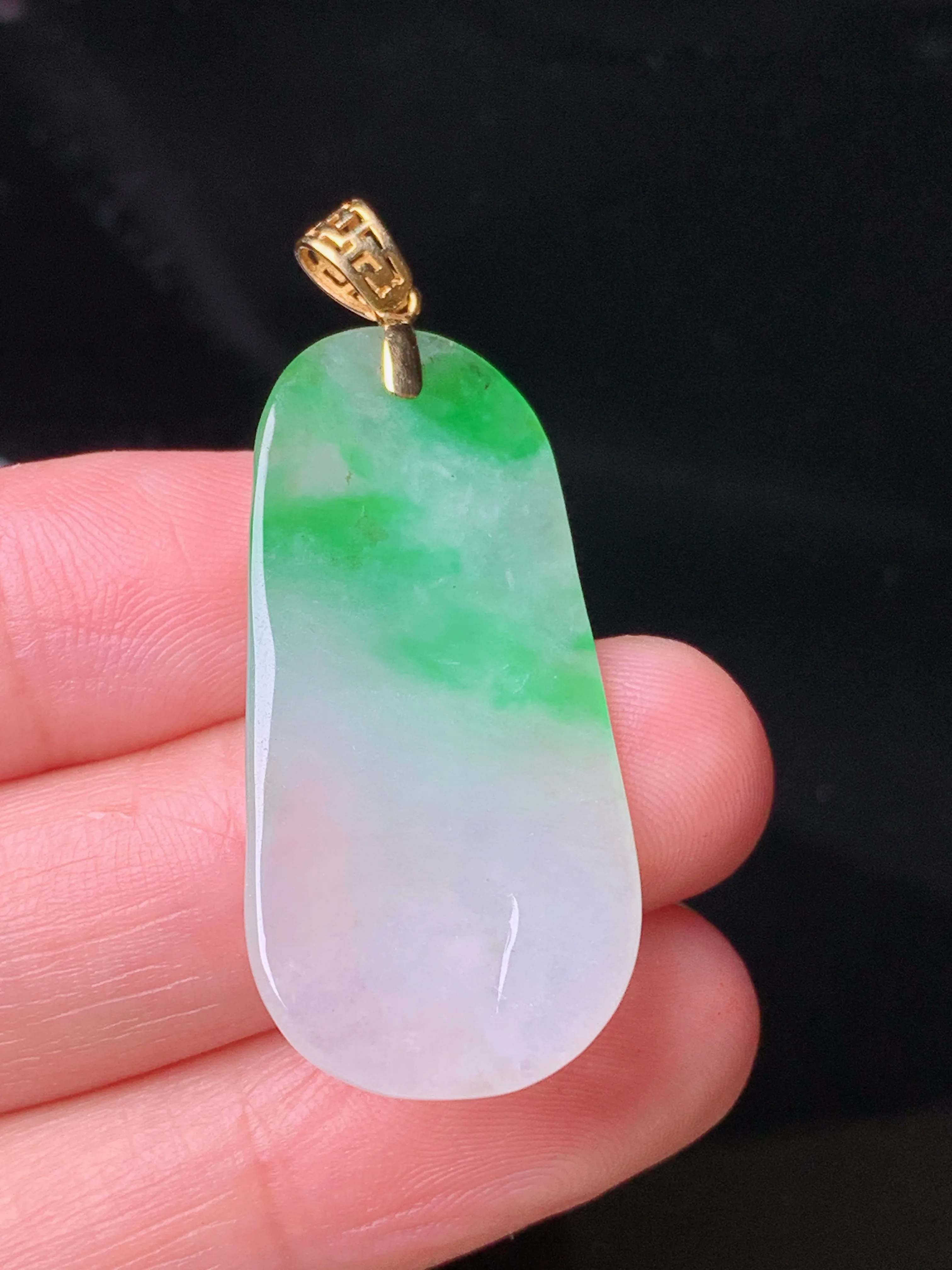 18k金镶嵌悟道吊坠 玉质细腻 色泽艳丽清新 整体尺寸42*16.8*5.8