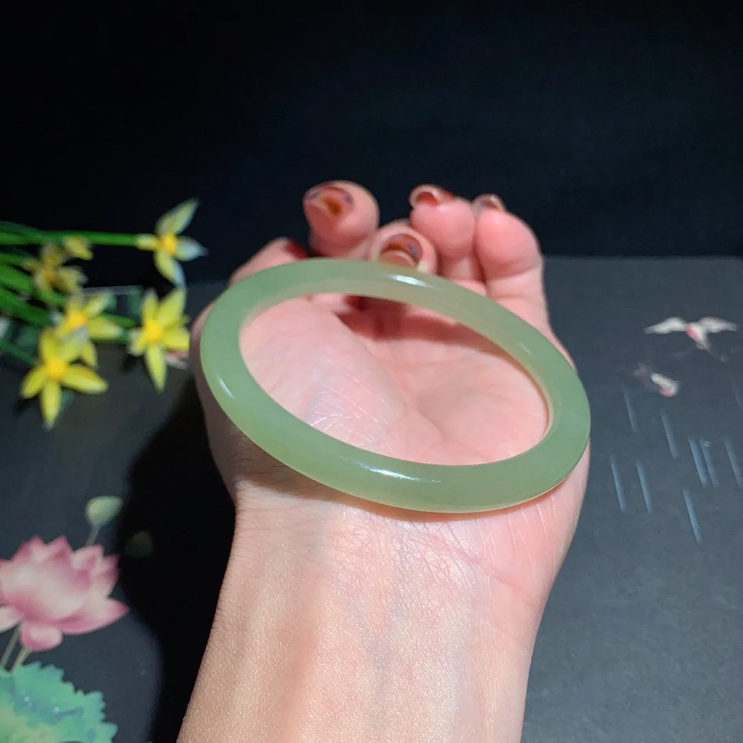 和田玉58圈口晴水色圆条手镯！玉质细腻油润 底色纯净 无裂无杂 脂粉好，品质高。