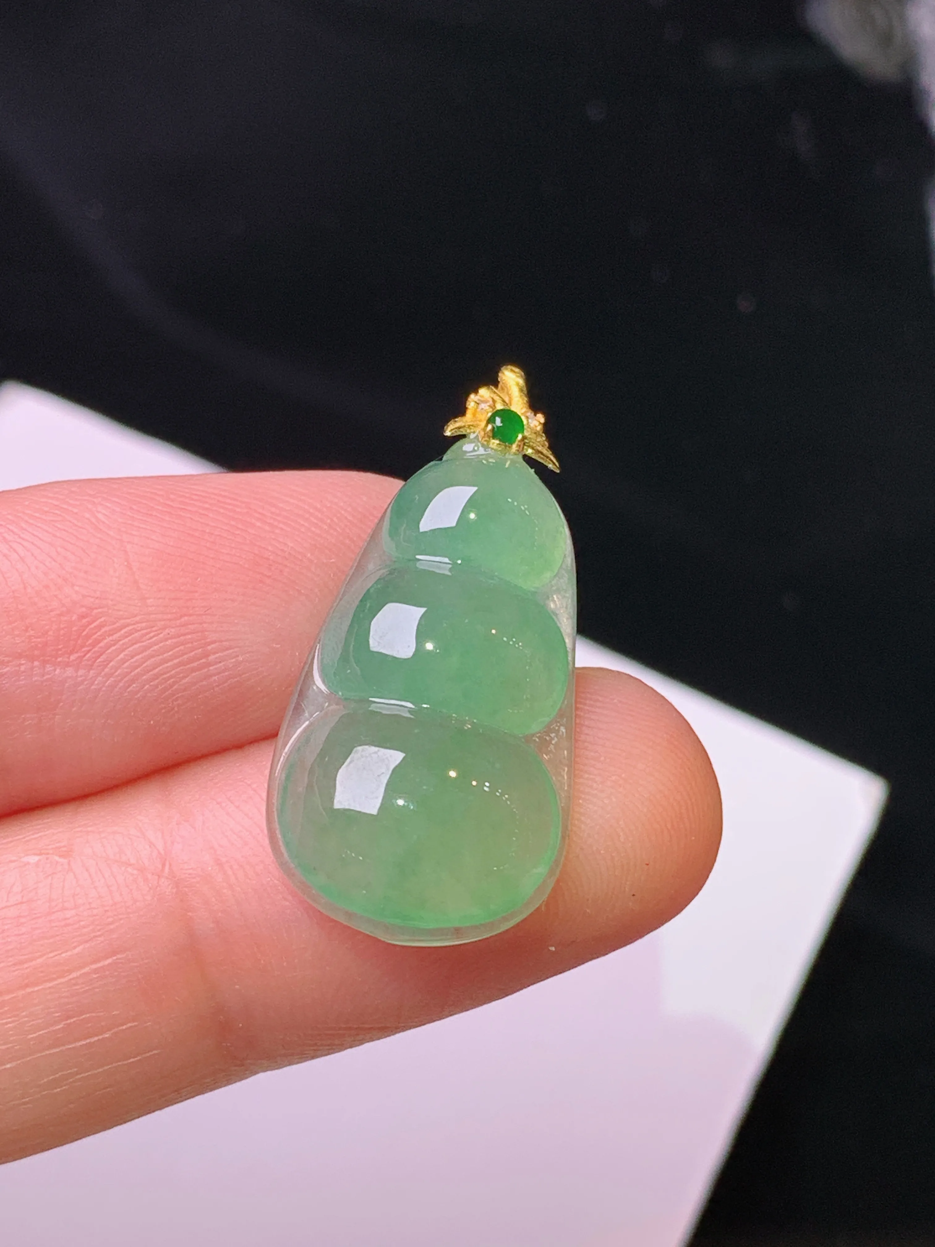 18k金镶嵌晴绿四季豆吊坠 玉质细腻 色泽艳丽清新 整体尺寸28.5*13*4.8