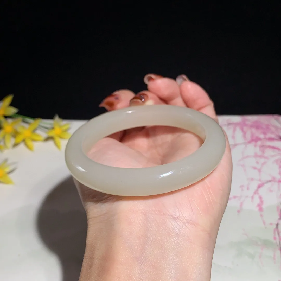 和田玉57圈口藕粉色手镯！玉质细腻油润 底色纯净 无裂无杂 脂粉好，品质好