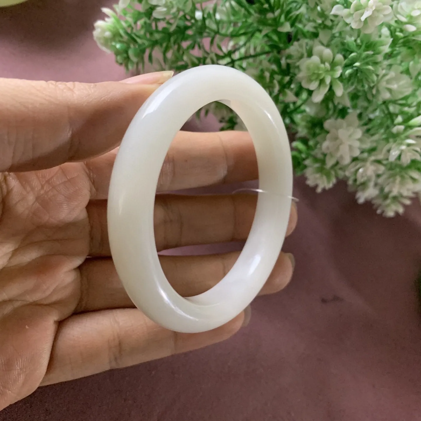 和田玉56圈口俄料羊脂白玉手镯，玉质特细腻油润，高脂粉，高品质，萦绕腕间时，古韵不失时尚，素雅不失品味，细腻光滑的触感，使人沉醉，气质高雅。